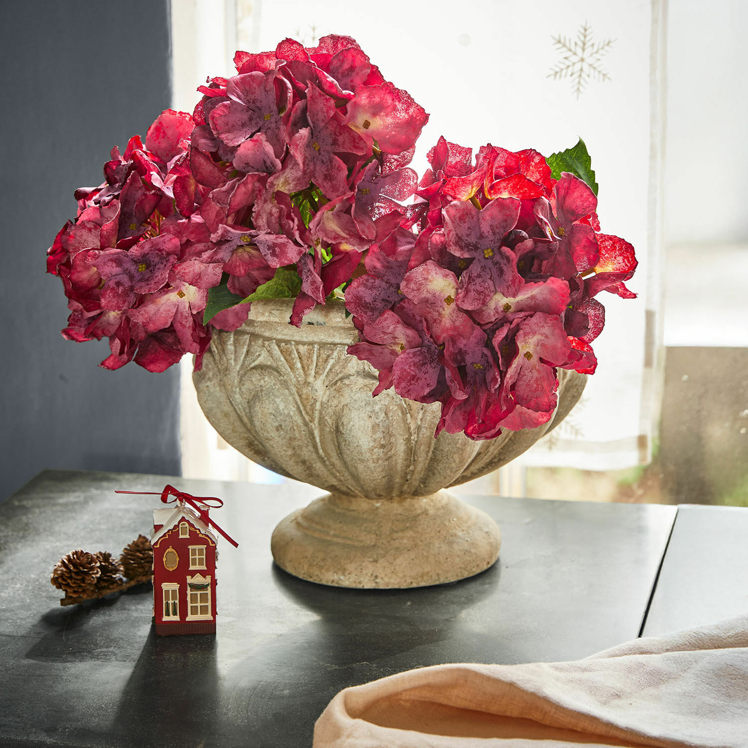 Amfora Orlida Decoratieve stenen schaal met rode bloemen op tafel, stijlvolle interieur- en seizoensdecoratie