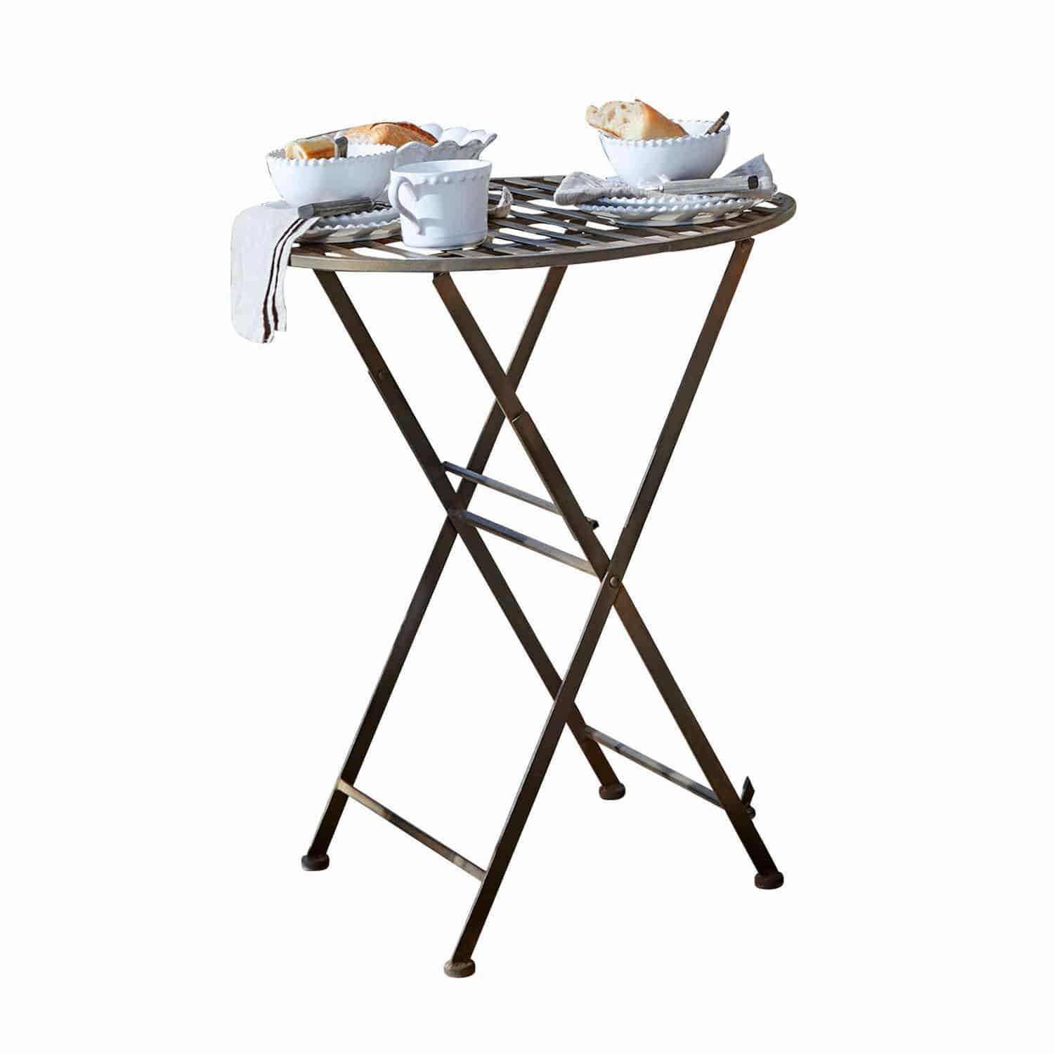 Tafel Brignoles Opvouwbare metalen tuintafel in bruin met wit servies en brood erop