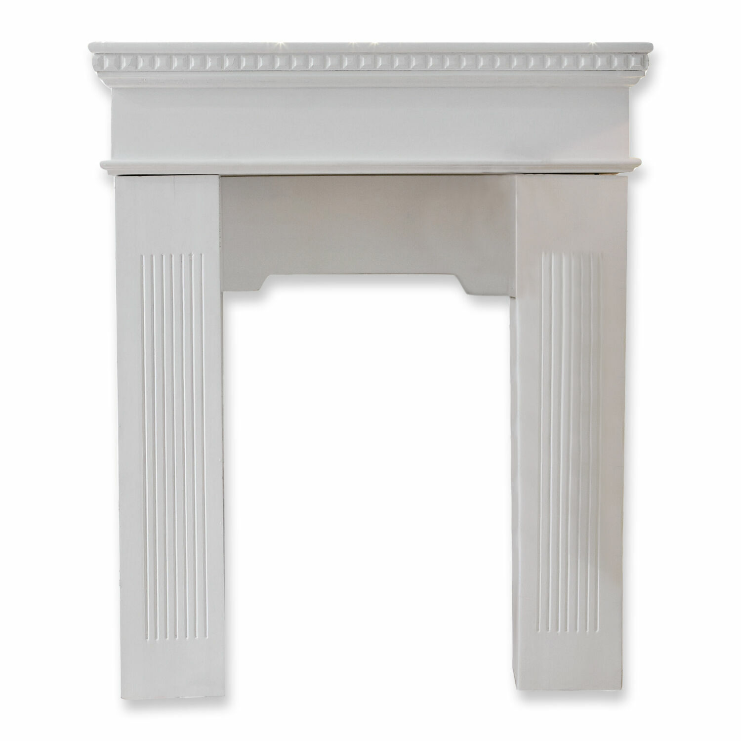 Witte houten schoorsteenomlijsting met klassieke versiering en strakke lijnen voor woonkamer