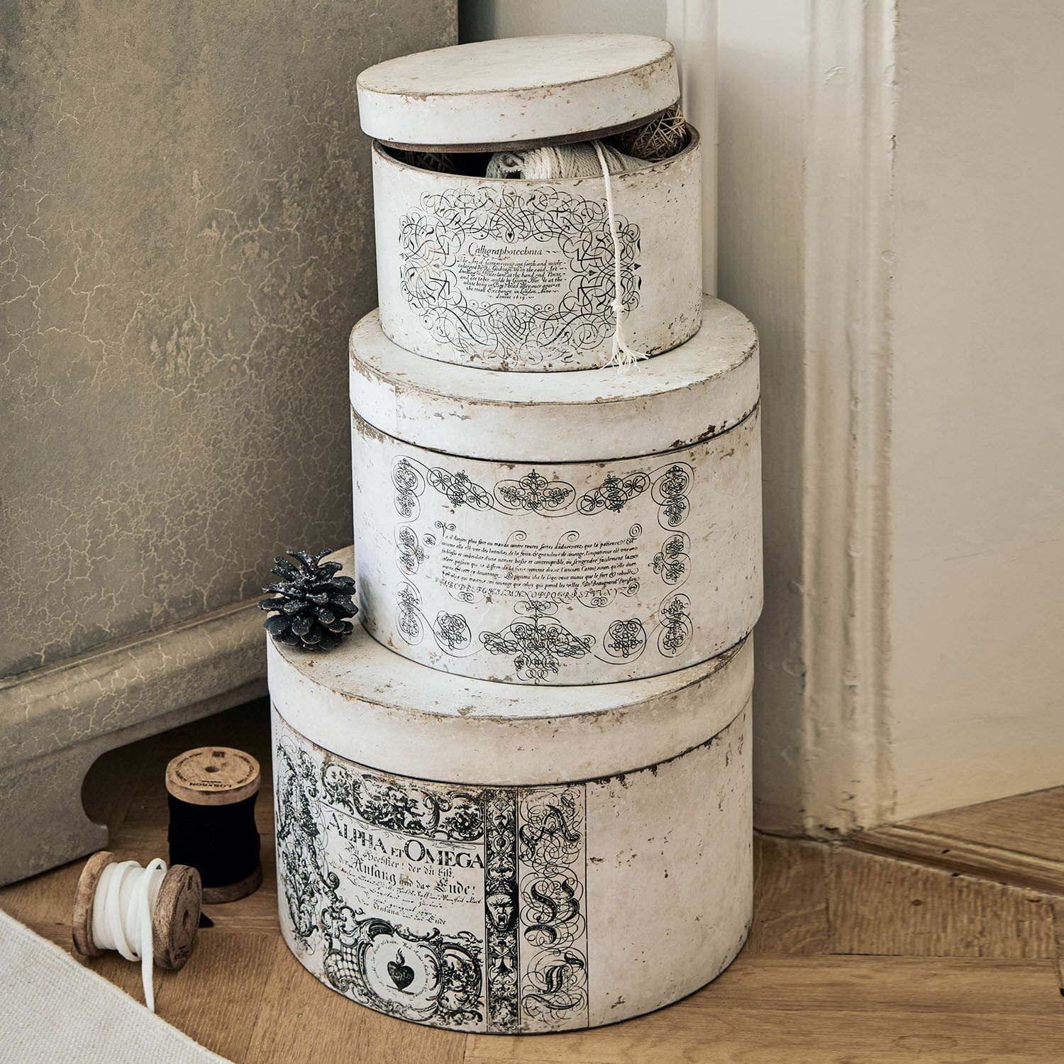 Doos set van 3 Willma Set van drie ronde witte vintage decoratieve dozen met zwarte patronen in shabby-chic stijl