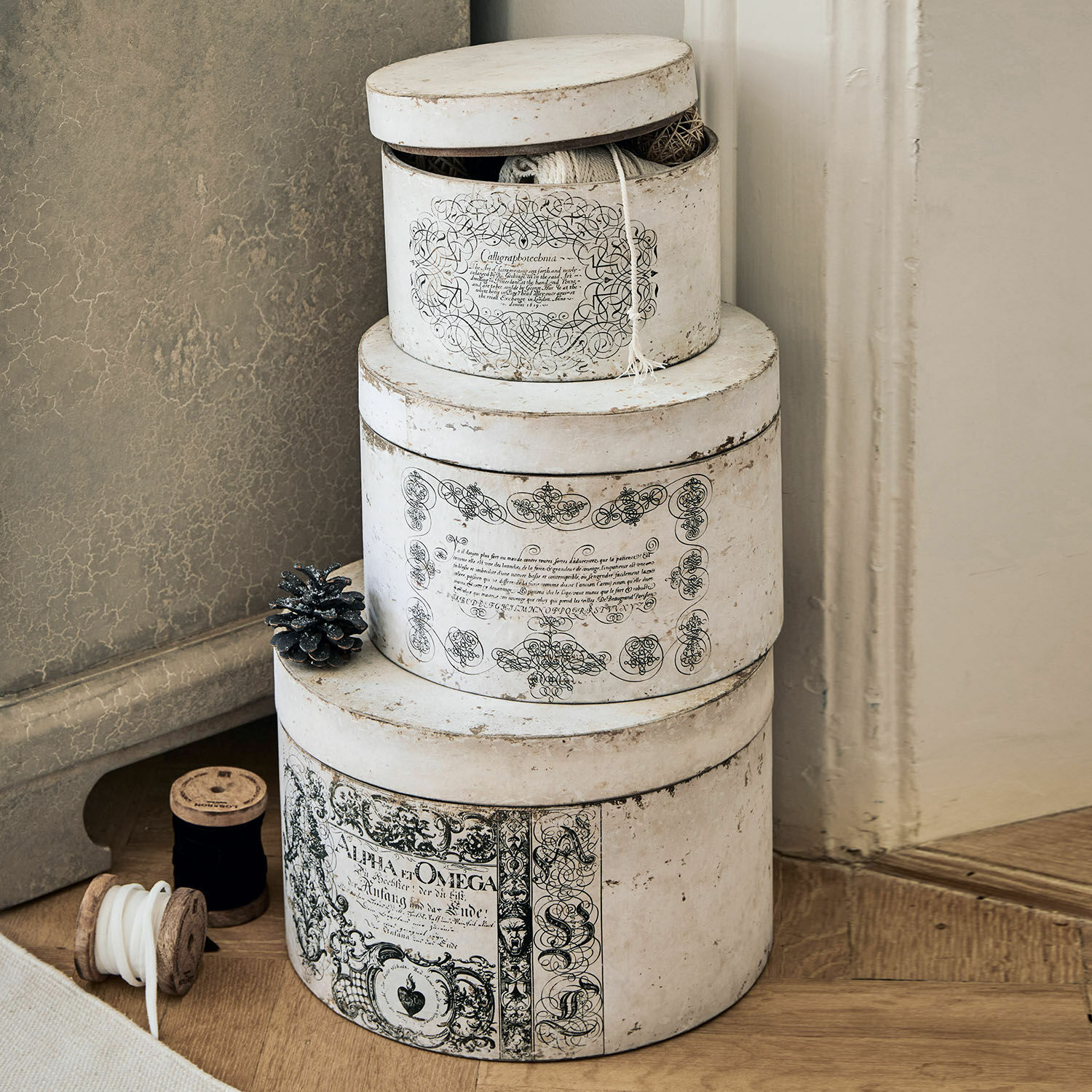 Doos set van 3 Willma Set van drie ronde witte vintage decoratieve dozen met zwarte patronen in shabby-chic stijl