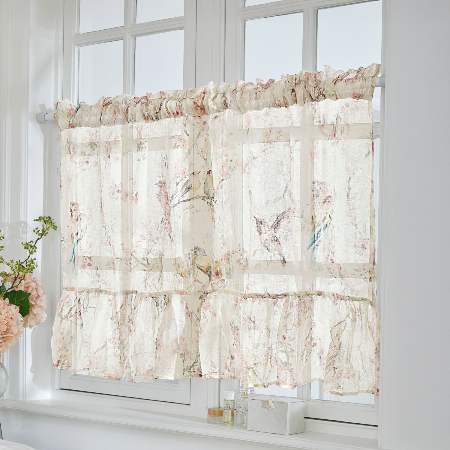 Transparante gordijn van lichte crèmekleurige stof met vogel- en bloemenmotief voor woonkamer