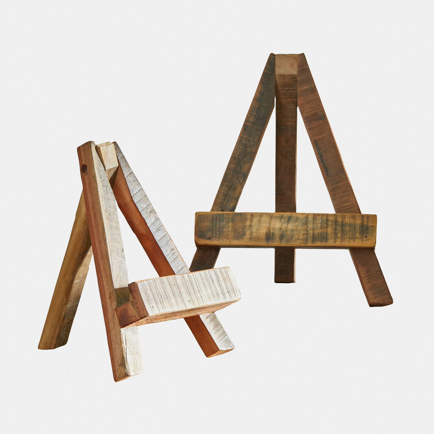 Houten standaards in natuurlijke en witte kleur, praktische houders voor schilderijen en decoratie