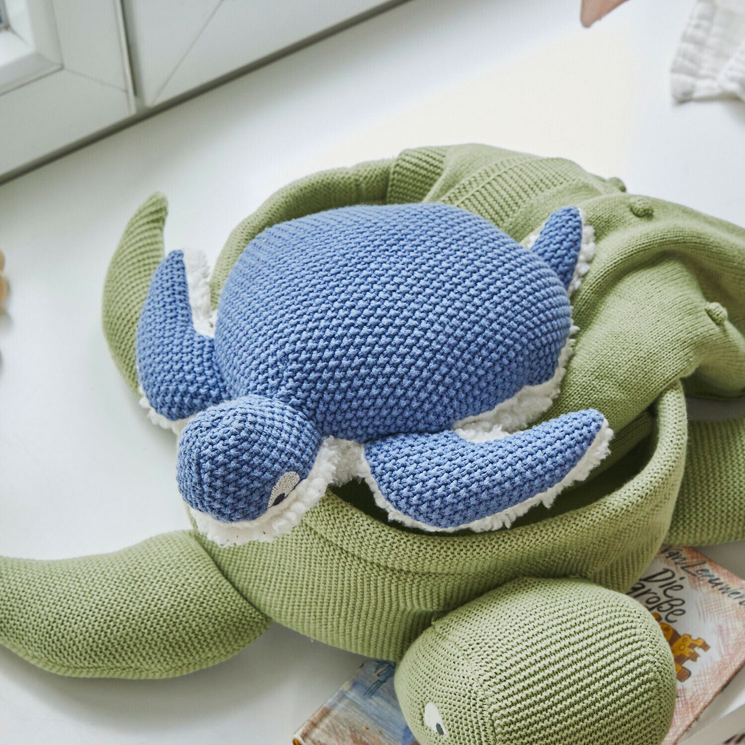 Knuffeltje Lomencia Zachte groene en blauwe gebreide schildpadknuffel van katoen, geschikt voor kinderen en kamerdecoratie