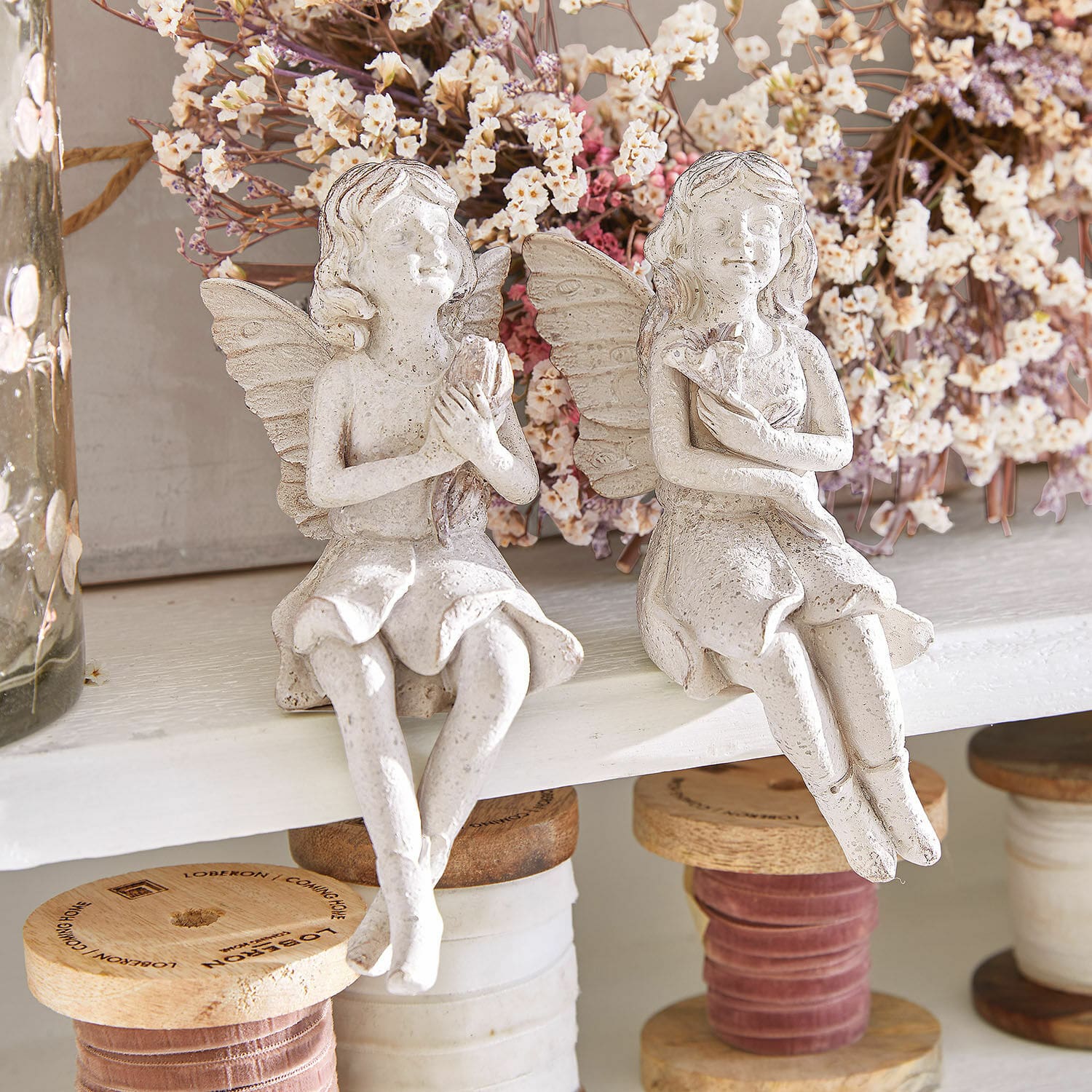 Beeldje set van 2 Zafarin Decoratieve crèmekleurige engelfiguurtjes van materiaal op plank met bloemen en garenspools