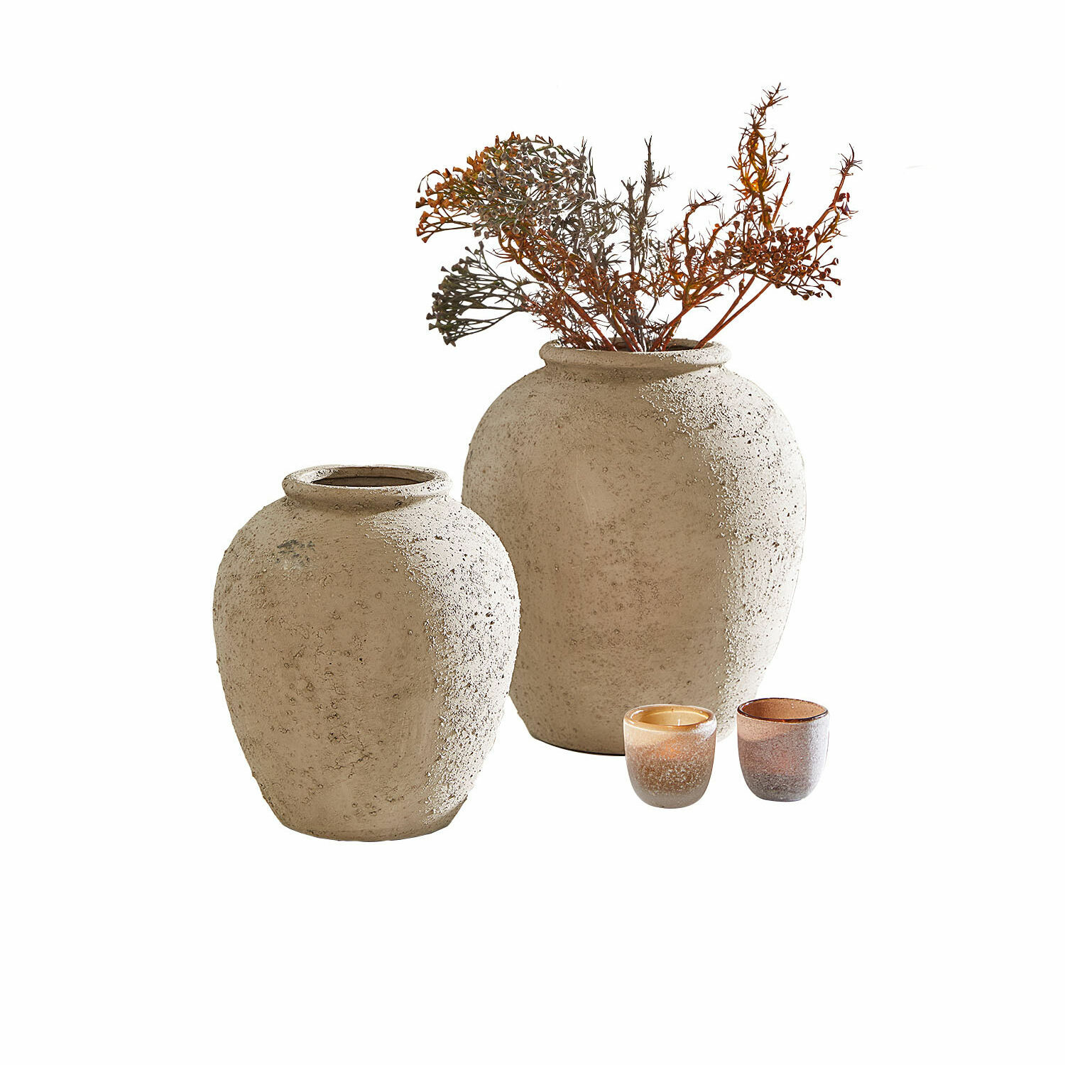 Set van twee beige keramische vazen met structuur en twee kleine decoratieve theelichthouders