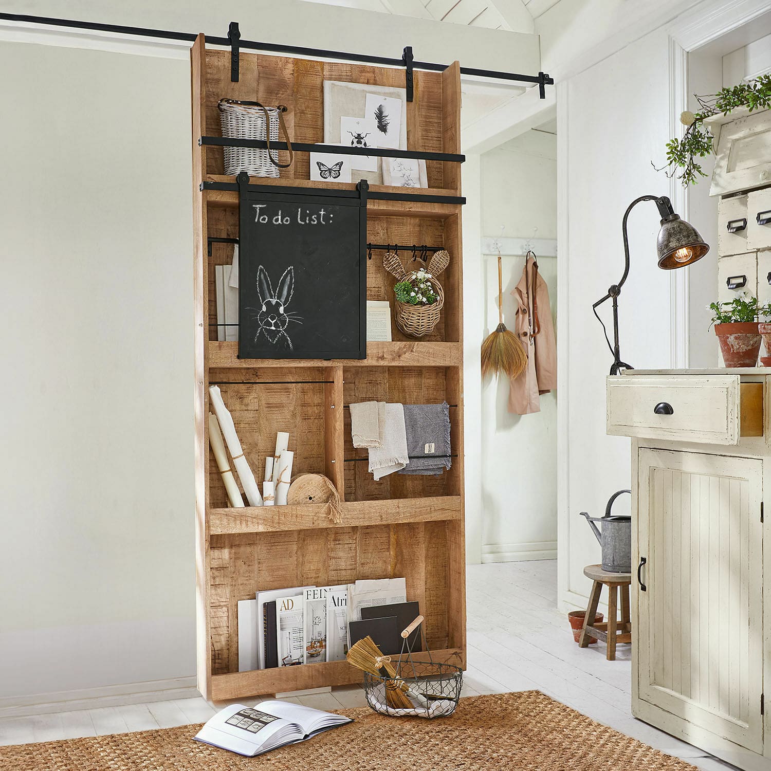 Schuifdeur Vulmont Houten kast met krijtbord en decoraties in lichte ruimte met jute vloerkleed