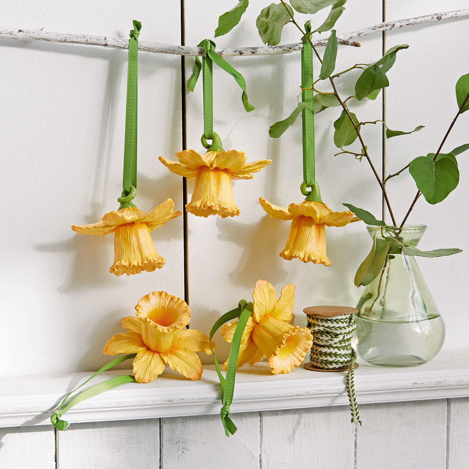 Hanger set van 5 Lozere Gele decoratieve stoffen bloemen met groene linten om op te hangen, lentebloemversiering