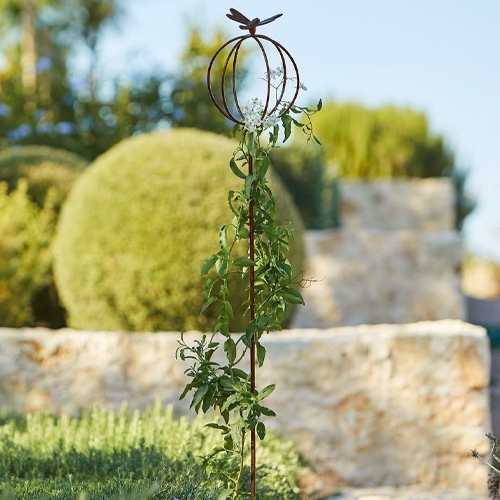 Decoratieve metalen tuinstok met vlinder en bolvormige roestkleurige constructie voor klimplanten