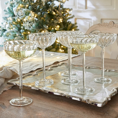 Set van zes transparante champagneglazen op een zilveren dienblad, feestelijke decoratie