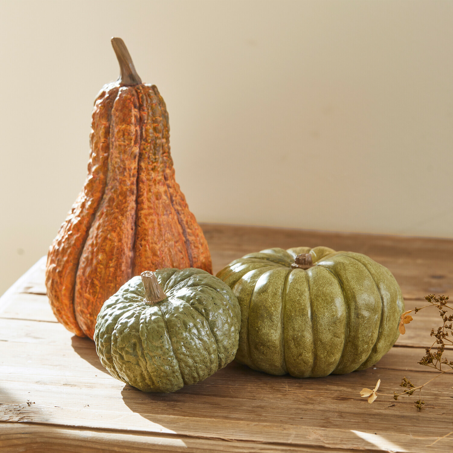 Sierpompoen set van 3 Raliven Decoratieve groene en oranje pompoenen op een houten tafel, herfstdecoratie