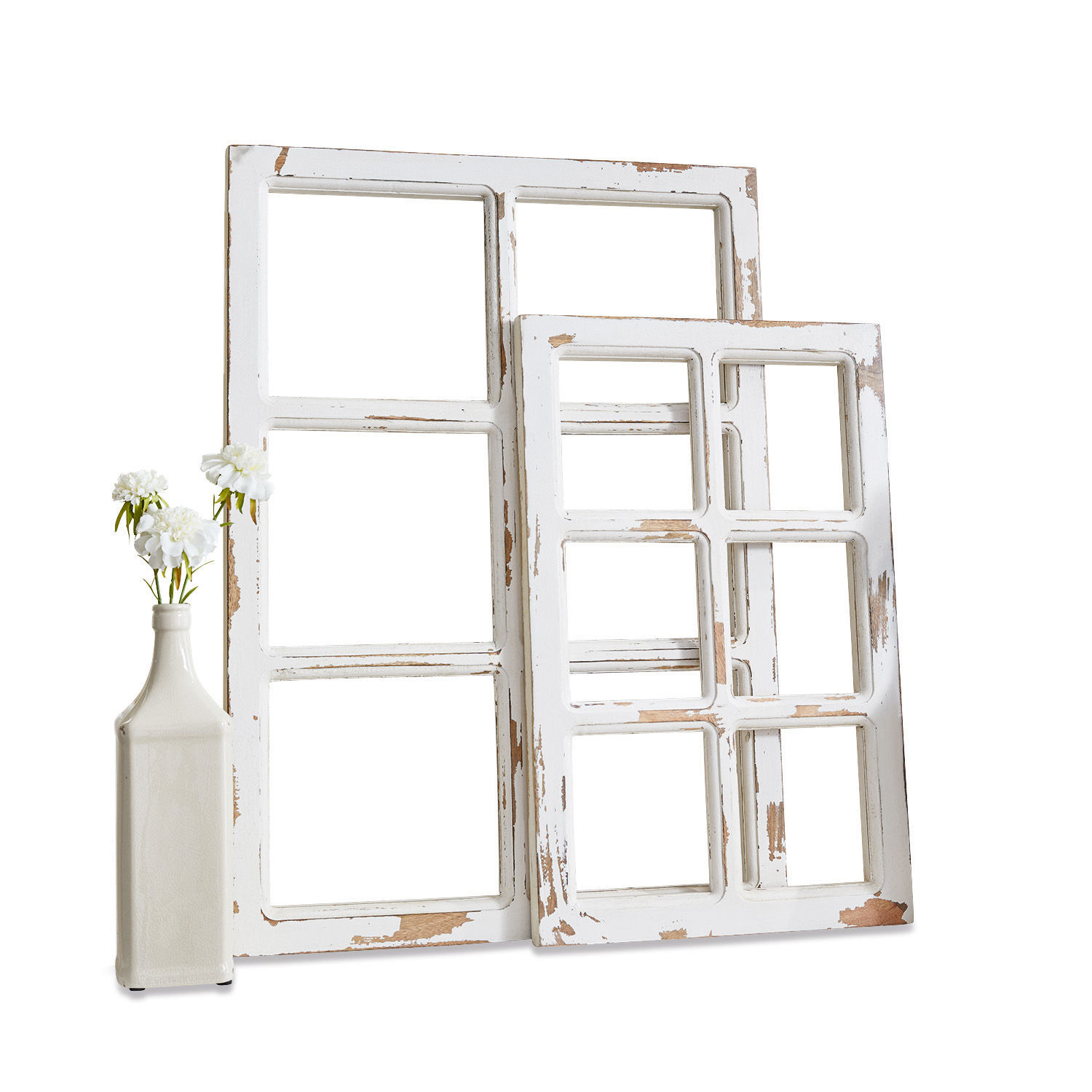 Witte houten verouderde raamkozijnen met vaas en witte bloemen voor rustieke interieurdecoratie