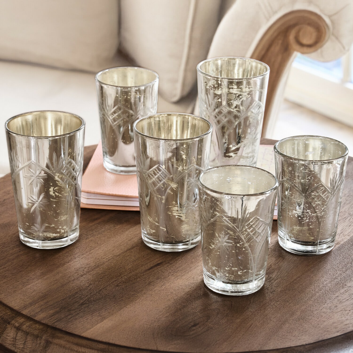 Windlicht set van 6 Latona Set van zes gegraveerde glazen theelichthouders met zilveren afwerking op houten tafel