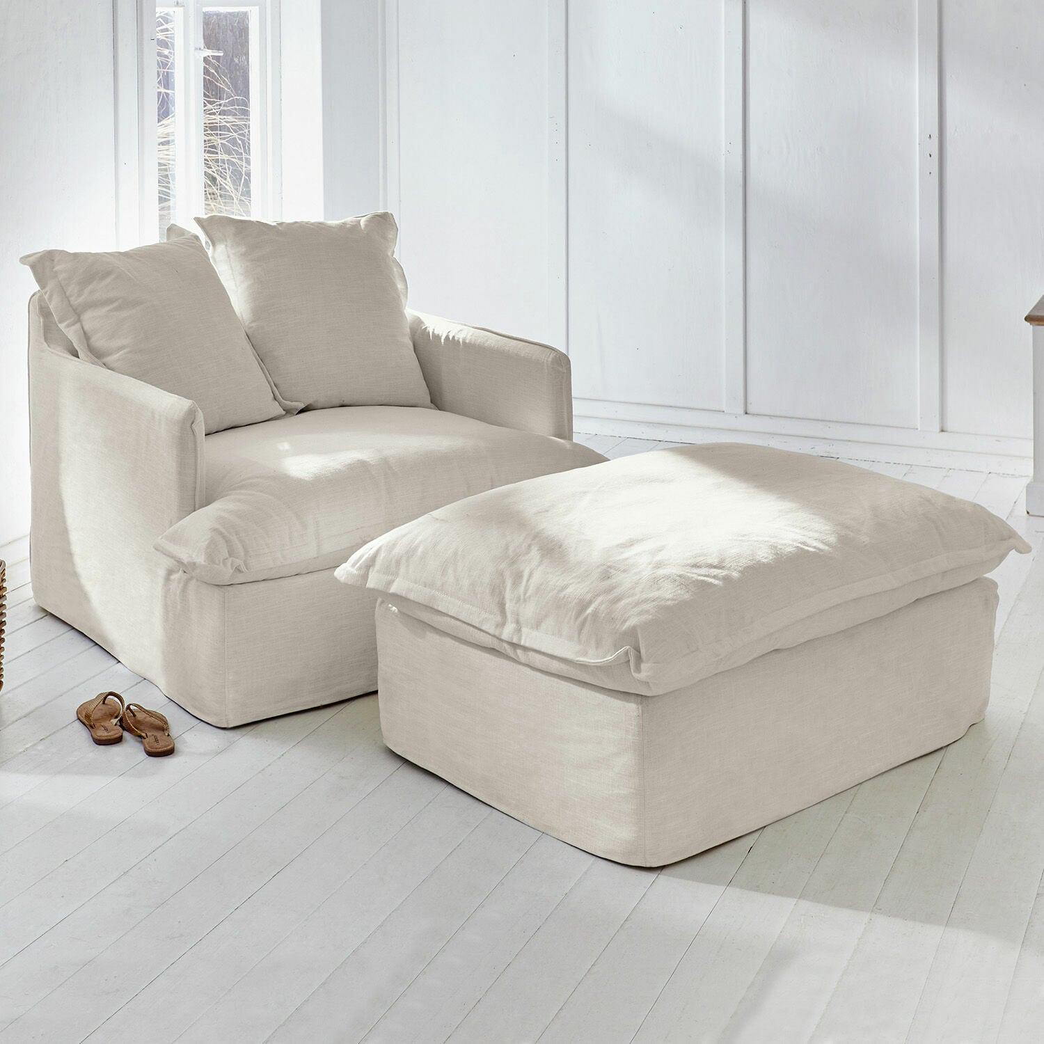 Fauteuil met hocker Avignon Beige stoffen fauteuil en voetenbank in lichte, natuurlijke ruimte voor ontspanning