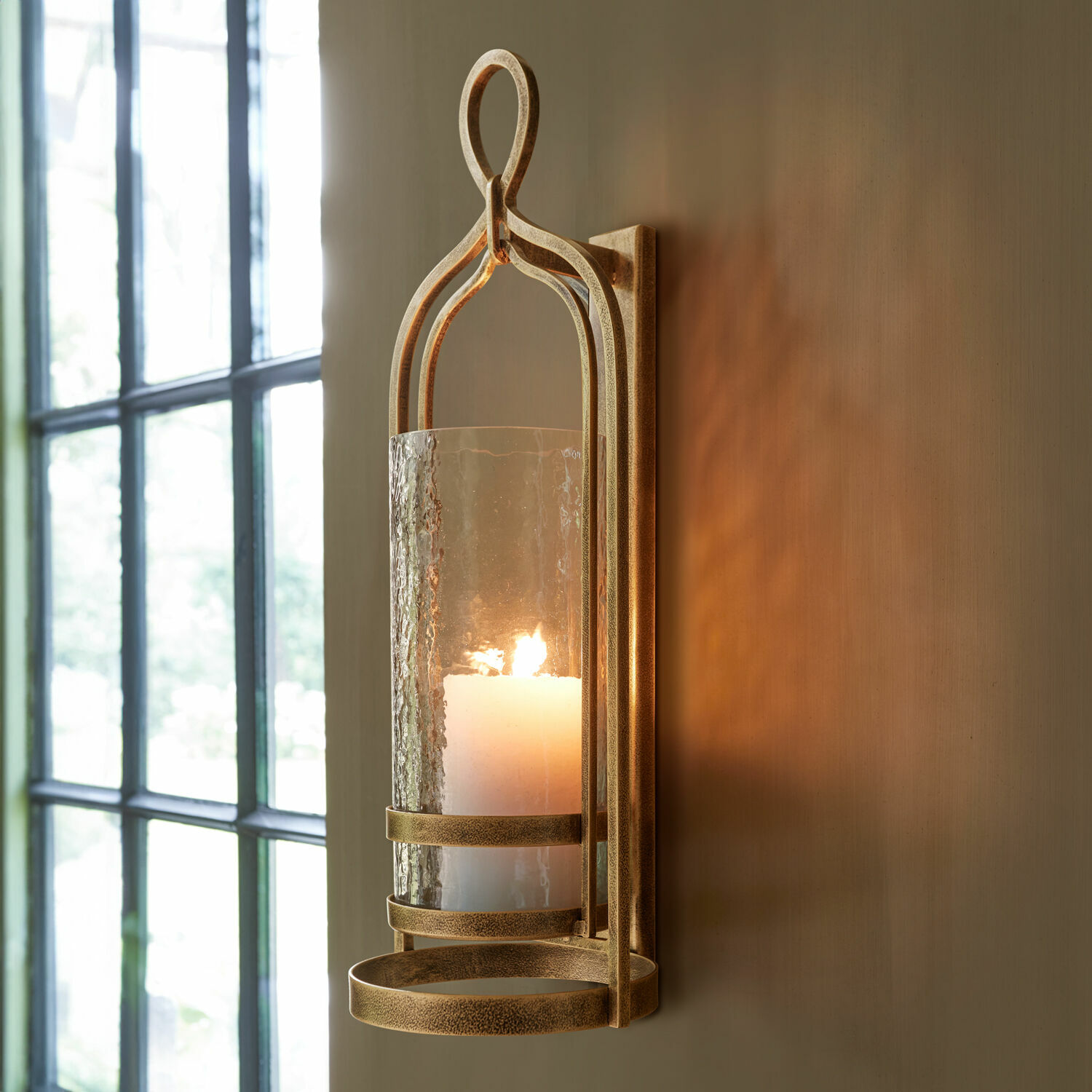 Wandkaarsenhouder Biserre Gouden metalen wandlamp met doorzichtige glazen kap en witte kaars voor interieurdecoratie