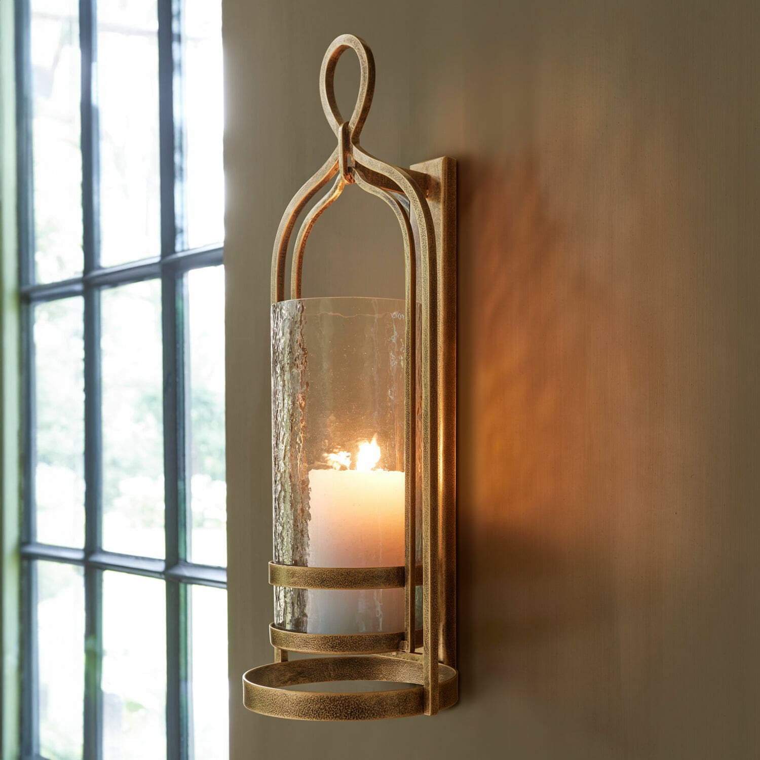 Wandkaarsenhouder Biserre Gouden metalen wandlamp met doorzichtige glazen kap en witte kaars voor interieurdecoratie