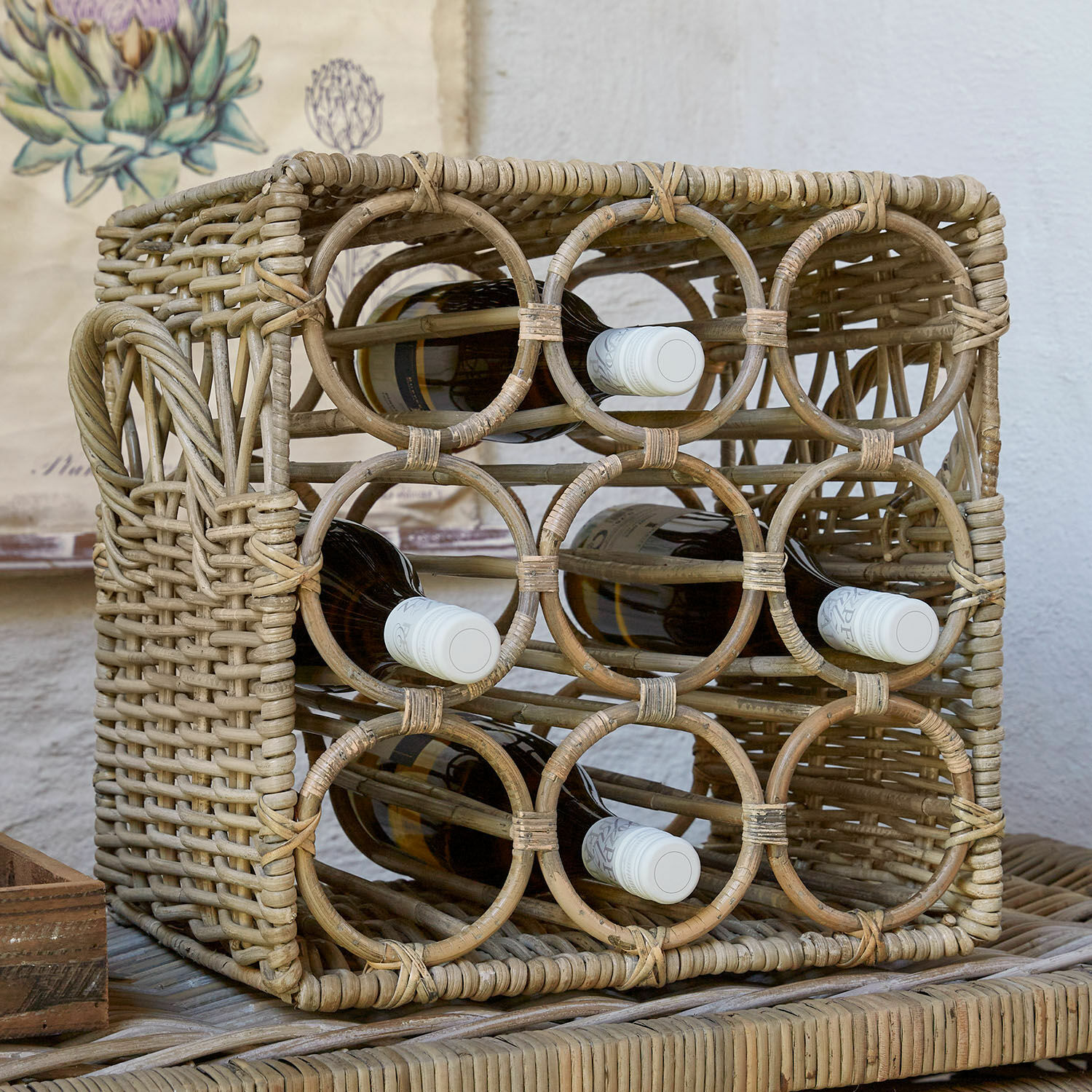 Flessenmand Allegretta Rustieke wijnrek van natuurlijk rotan voor zes flessen, handgevlochten en decoratief.