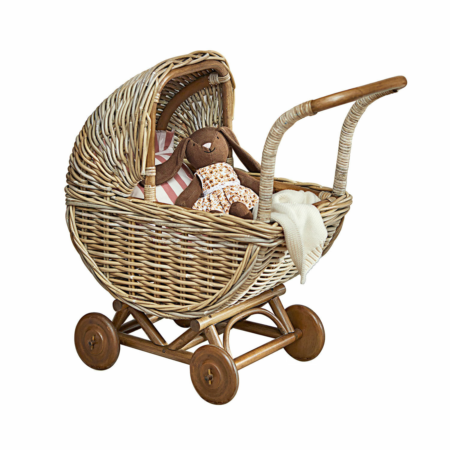 Poppenwagen Fableton Rieten poppenwagen met houten wielen en een knuffelkonijn in een bloemenjurk