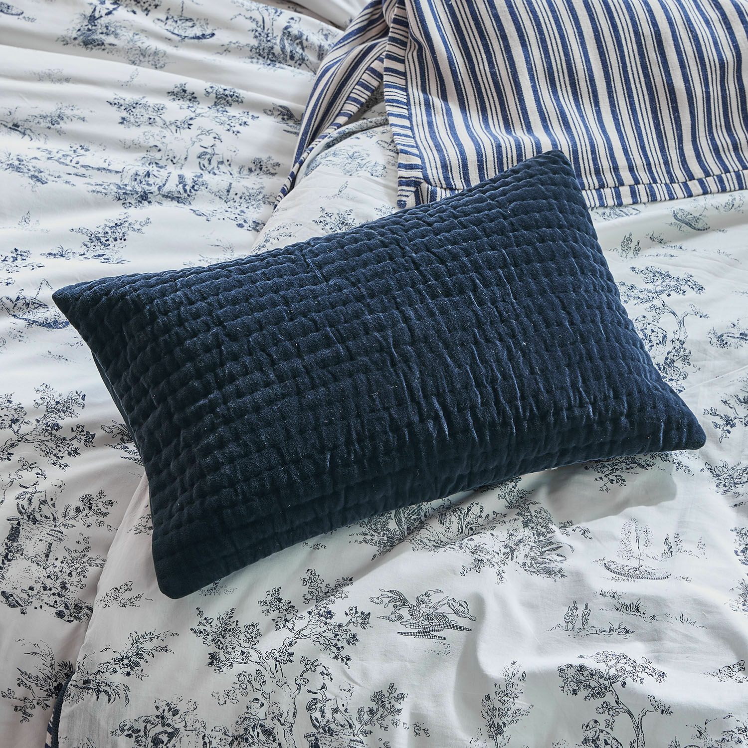 Kussenhoes Winklet Donkerblauw gewatteerd sierkussen op wit beddengoed met blauw patroon, slaapkamertextiel
