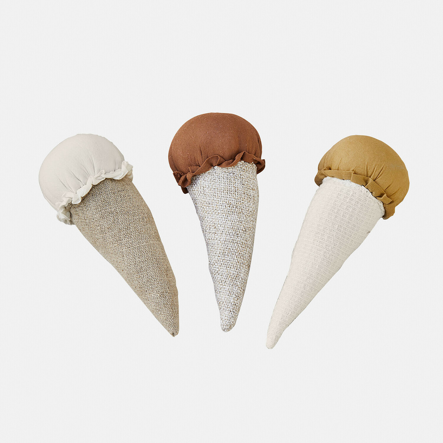 Drie decoratieve stoffen kegels in beige, bruin en mosterdkleur voor interieurdecoratie