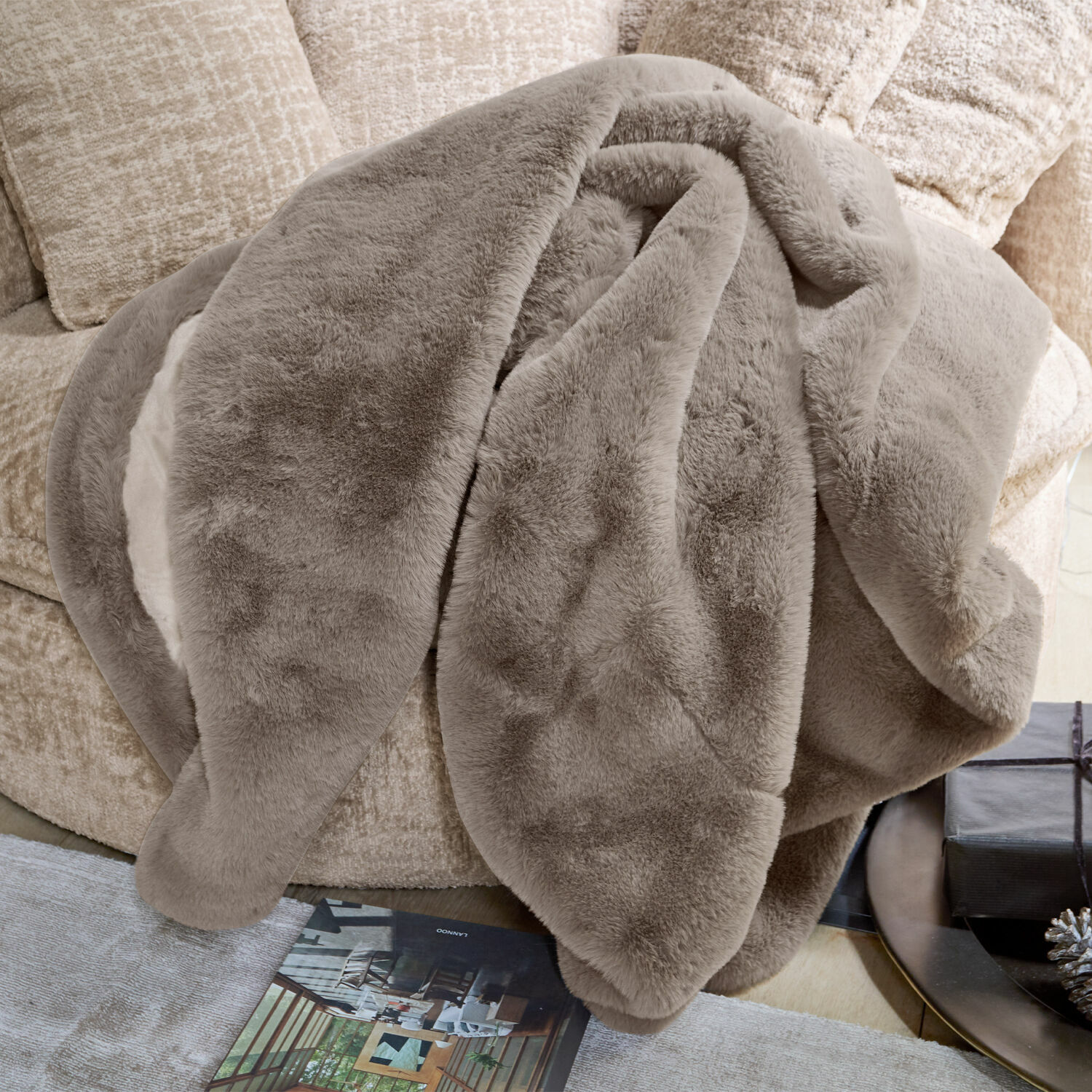 Plaid Brisvento Zachte beige kunstbont deken op bank, perfect voor een gezellige woonkamerinrichting