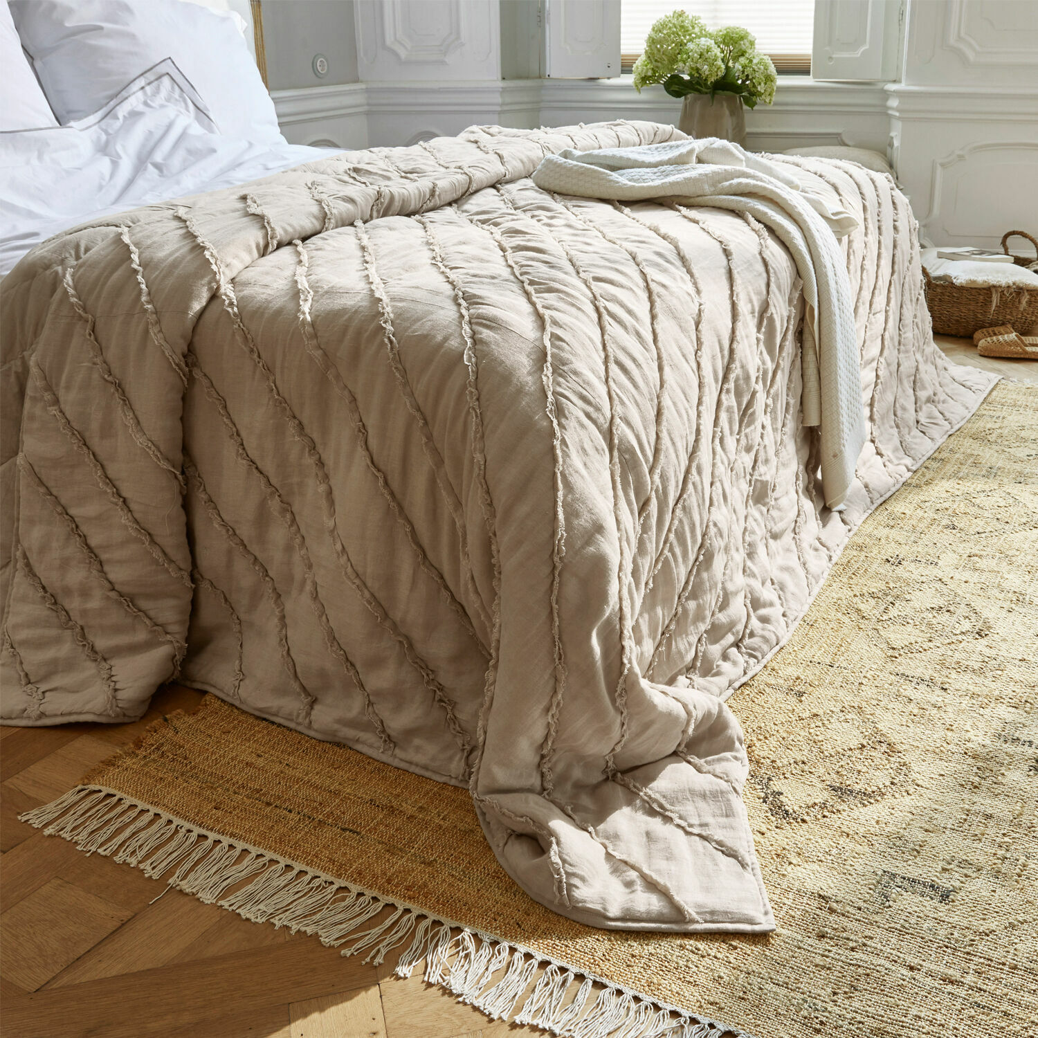Quilt Eynden Beige katoenen bedsprei met gestructureerde naden, stijlvolle slaapkamerdecoratie