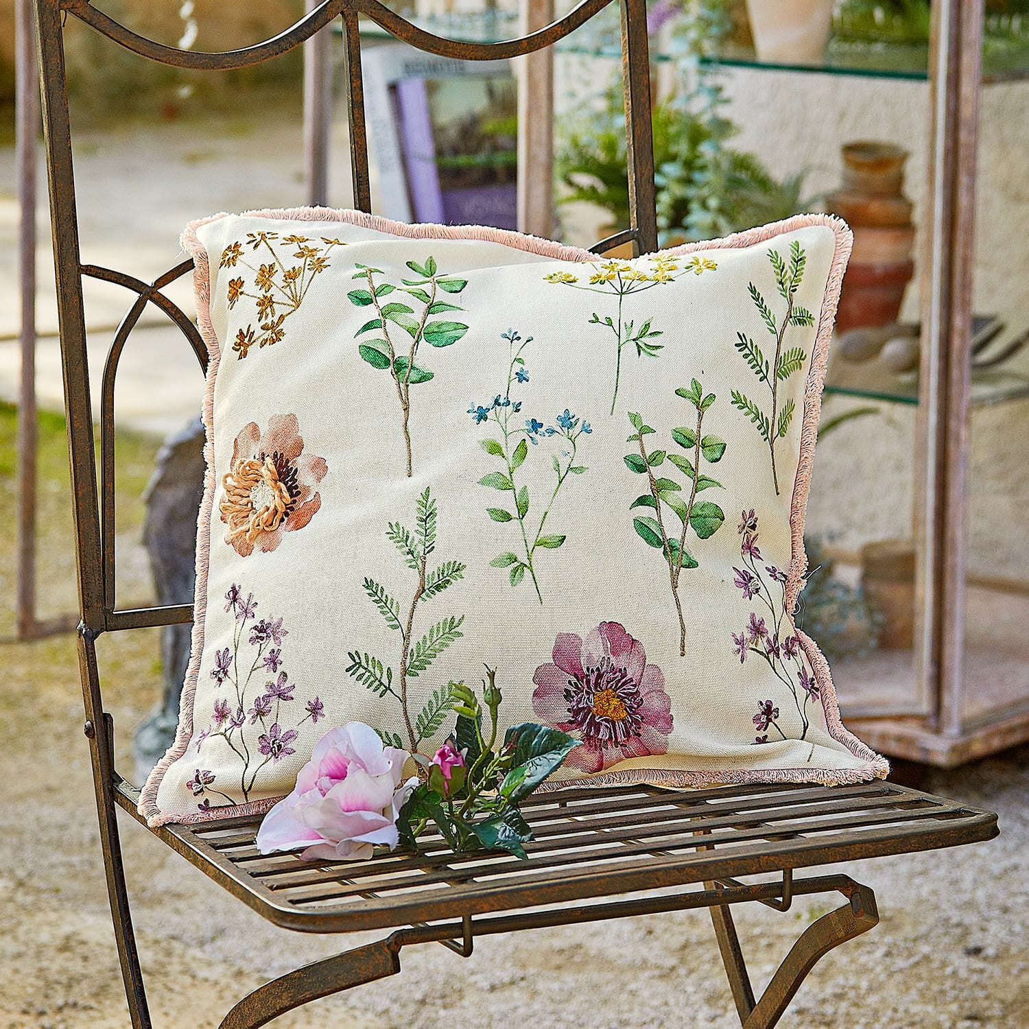Kussenhoes Fahzoura Decoratief katoenen kussen in crème met plantenprint en roze rand voor tuinmeubilair