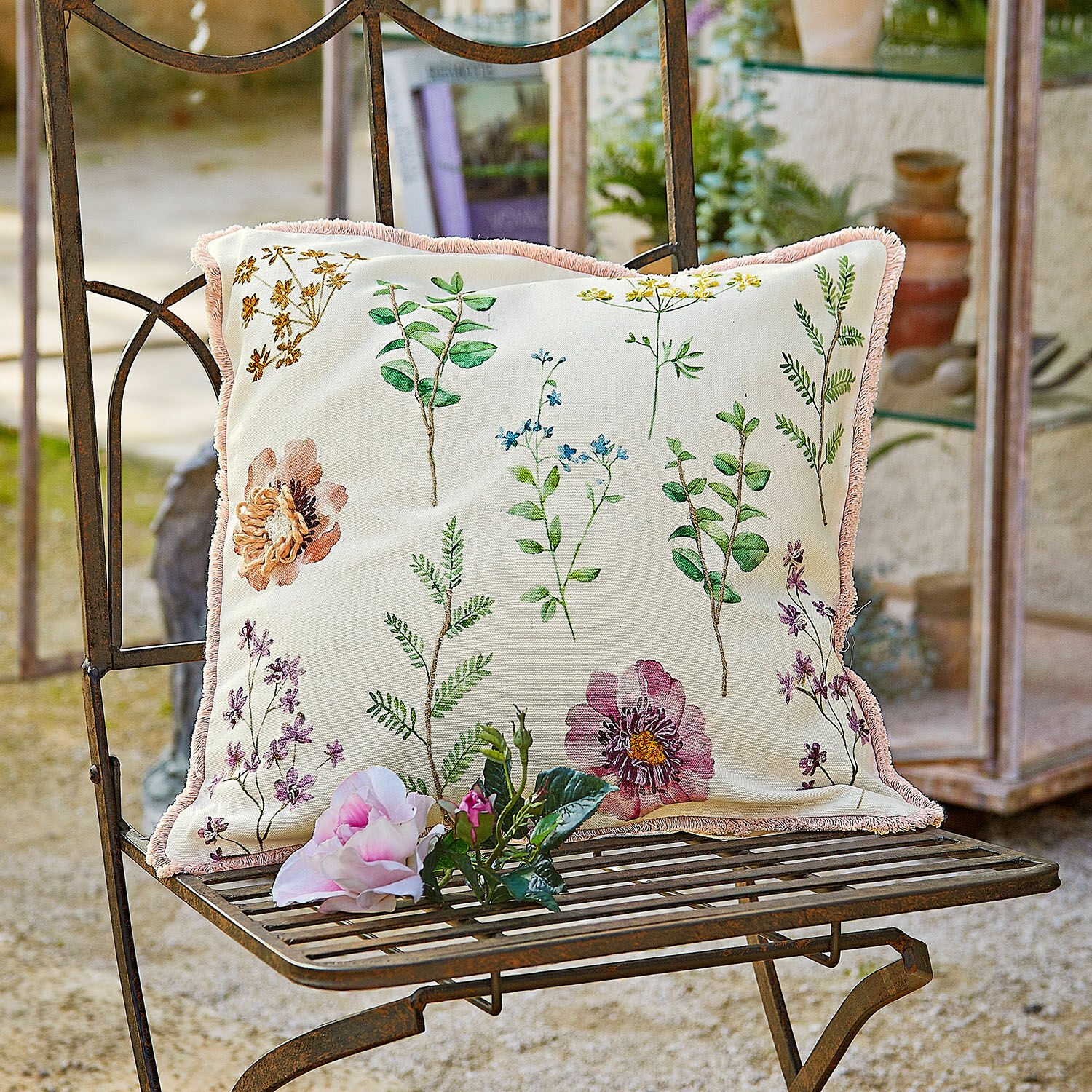 Kussenhoes Fahzoura Decoratief katoenen kussen in crème met plantenprint en roze rand voor tuinmeubilair