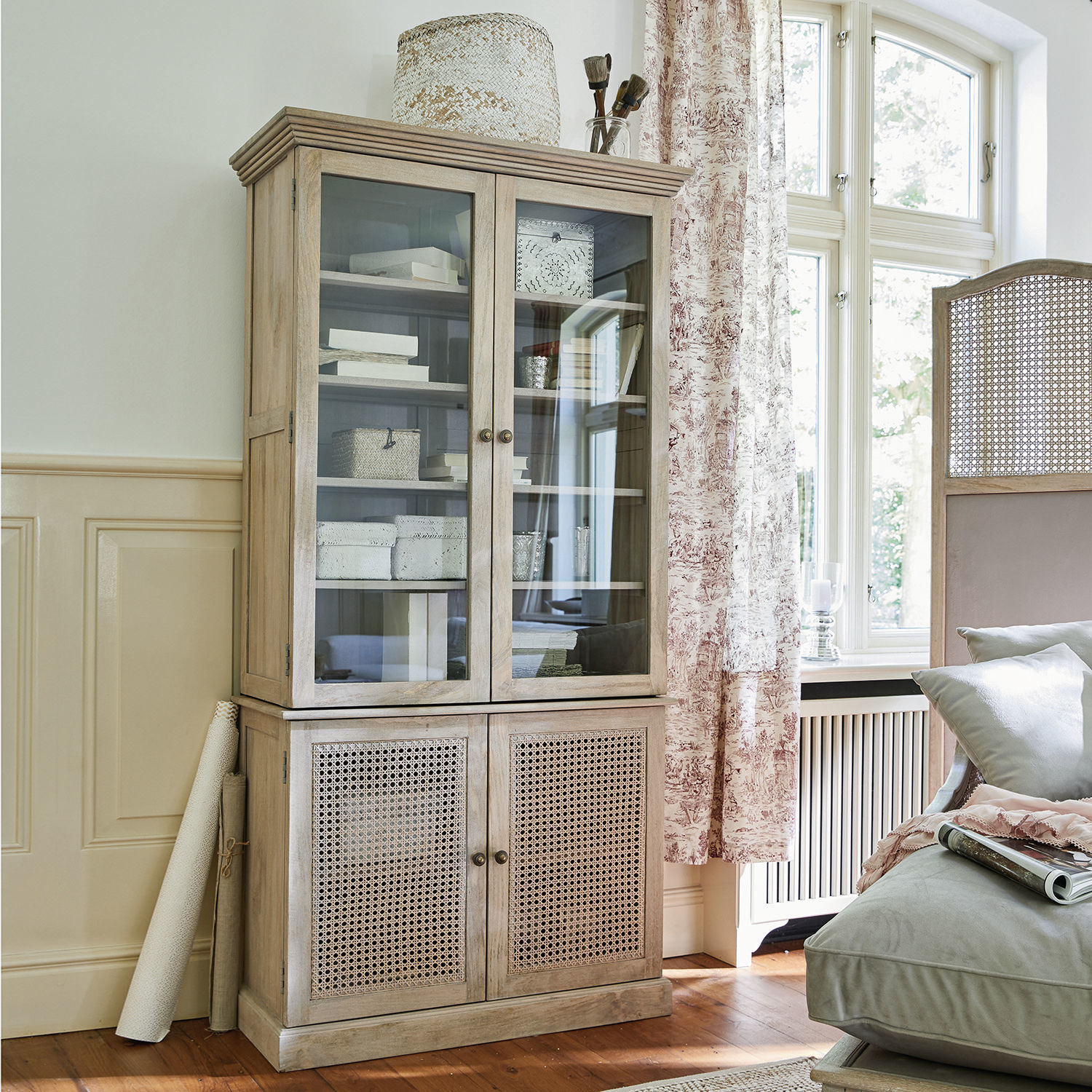 Kast Dronne Lichte houten vitrinekast met glazen en gevlochten deuren voor een stijlvolle woonkamer