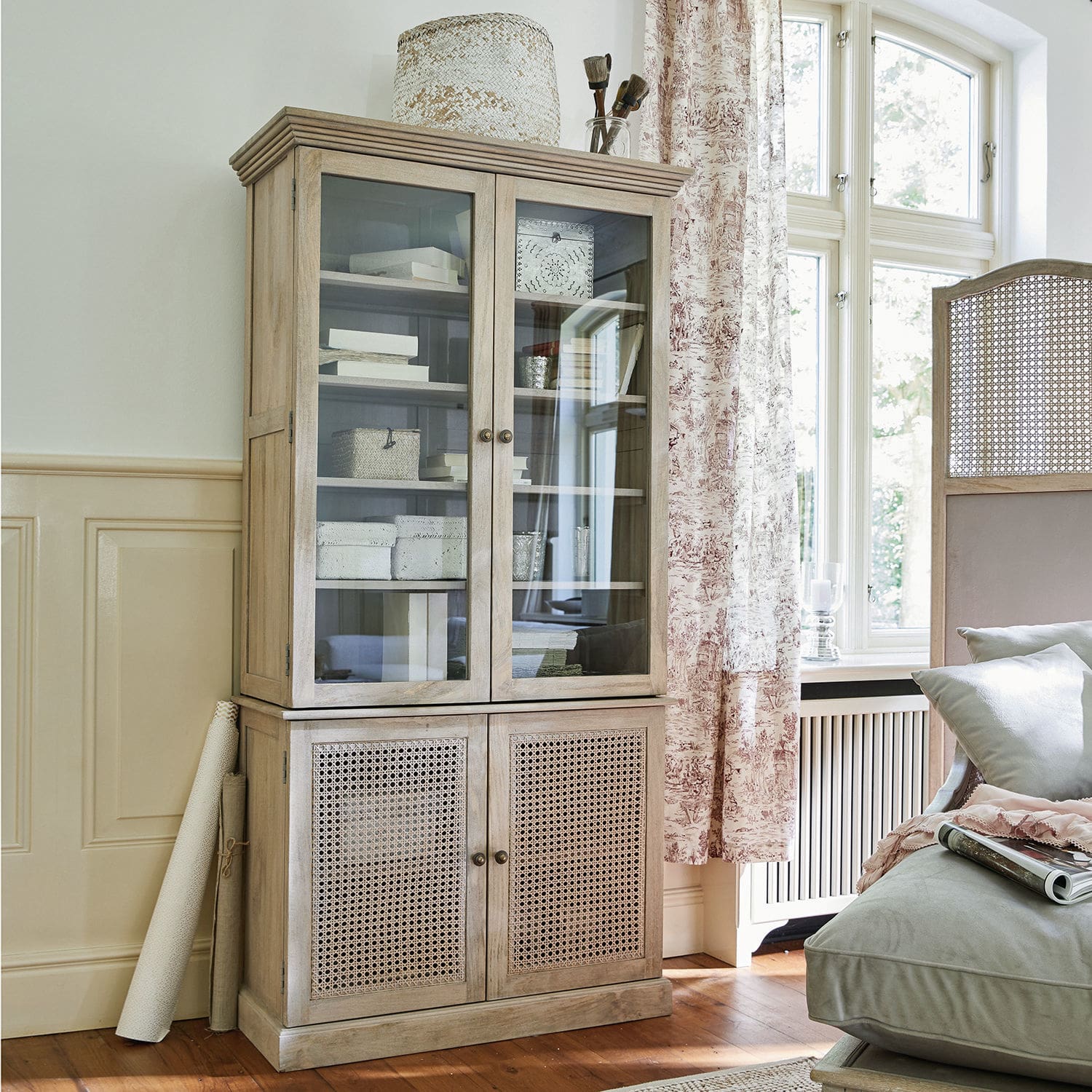 Kast Dronne Lichte houten vitrinekast met glazen en gevlochten deuren voor een stijlvolle woonkamer