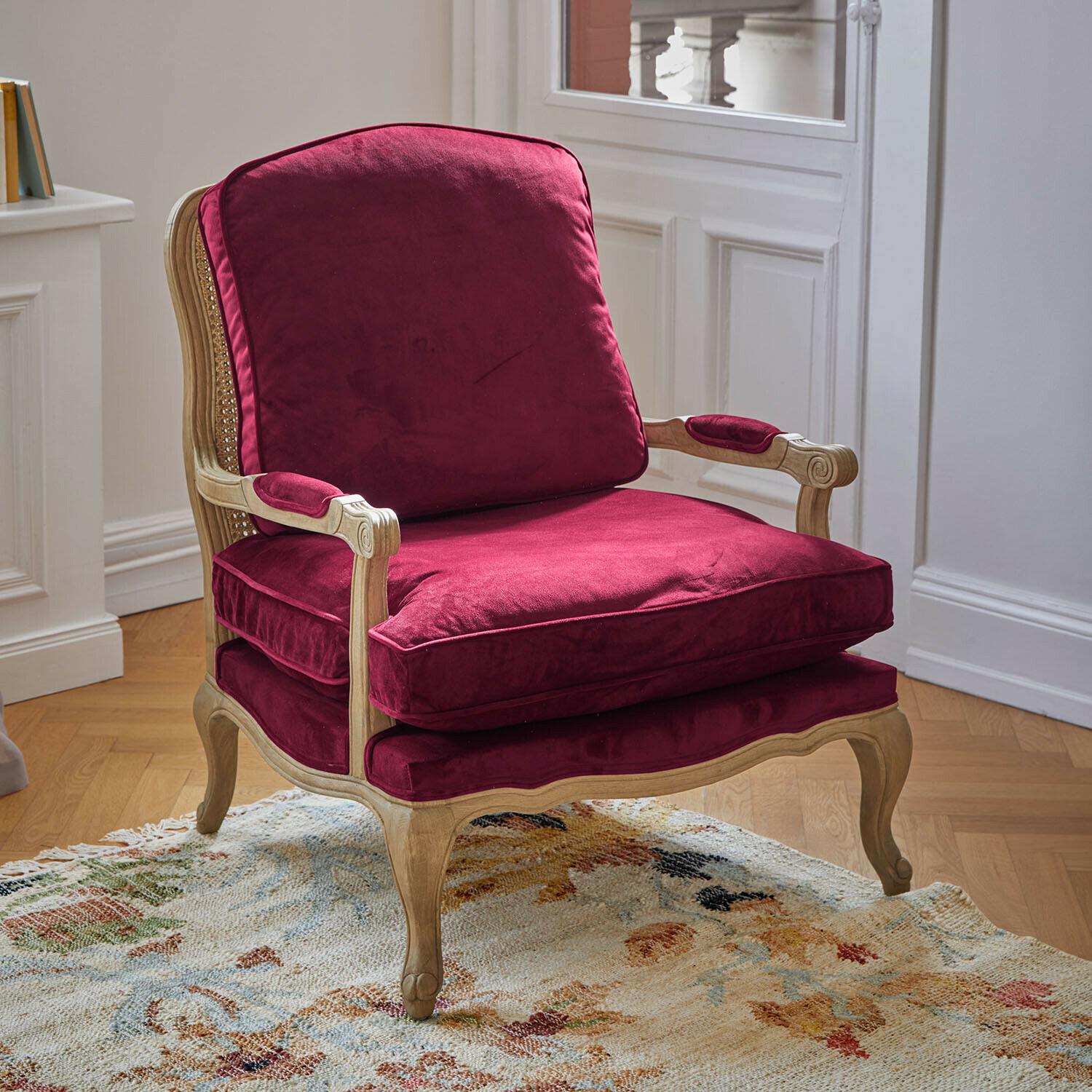 Fauteuil Corlay Fauteuil van licht hout met bordeauxrode fluwelen kussens, klassieke stijl en comfort