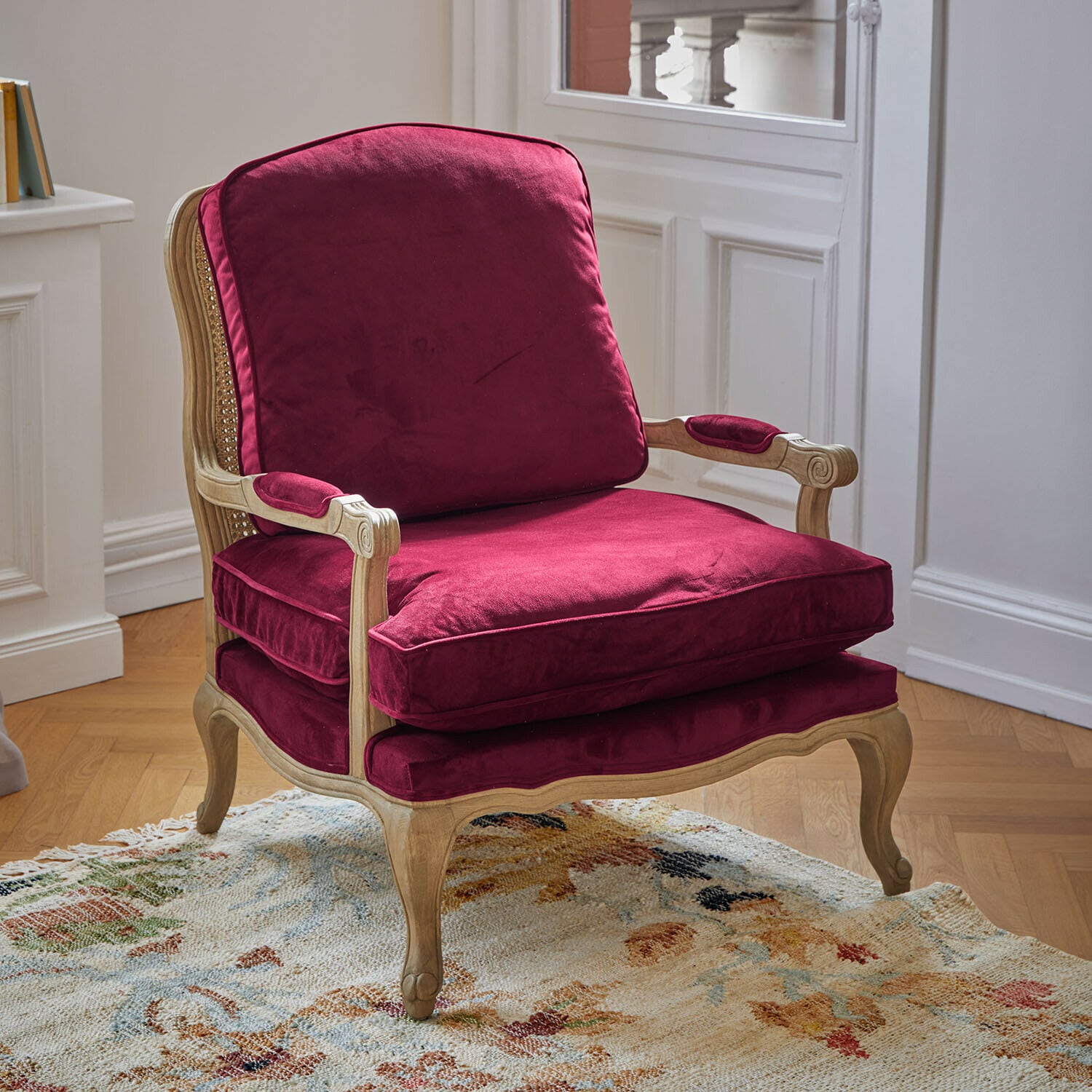 Fauteuil Corlay Fauteuil van licht hout met bordeauxrode fluwelen kussens, klassieke stijl en comfort