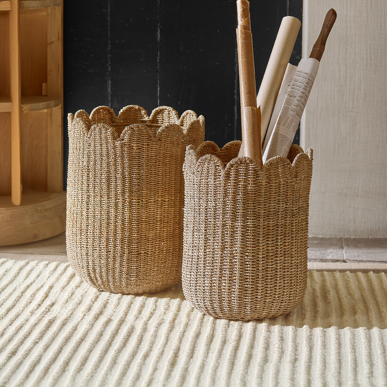 Mand set van 2 Velourette Twee beige gevlochten manden met golvende rand van natuurlijk materiaal voor stijlvolle opslag thuis