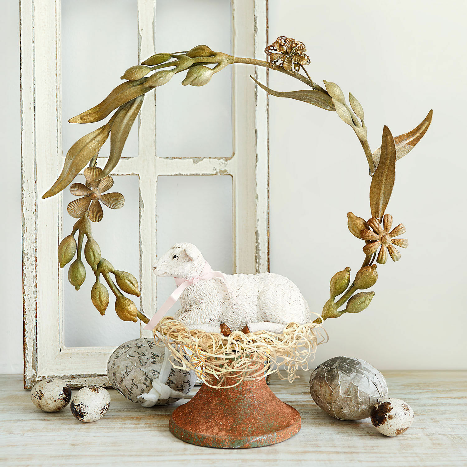 Sierobject Jorilev Decoratieve metalen krans in messingkleur met wit lam en decoratieve eieren op rustieke voet