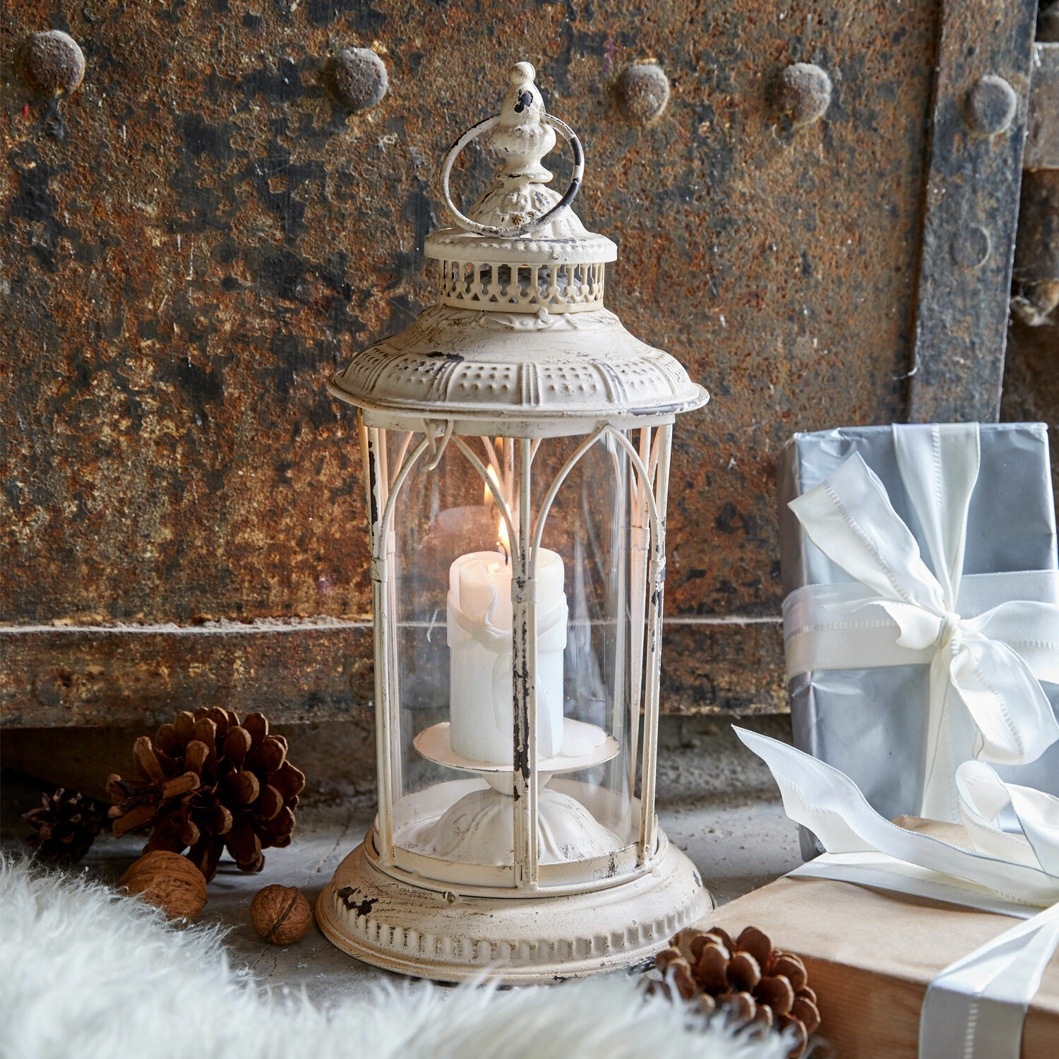 Lantaarn Lanao Witte metalen lantaarn met kaars en decoratief patroon, rustieke woondecoratie