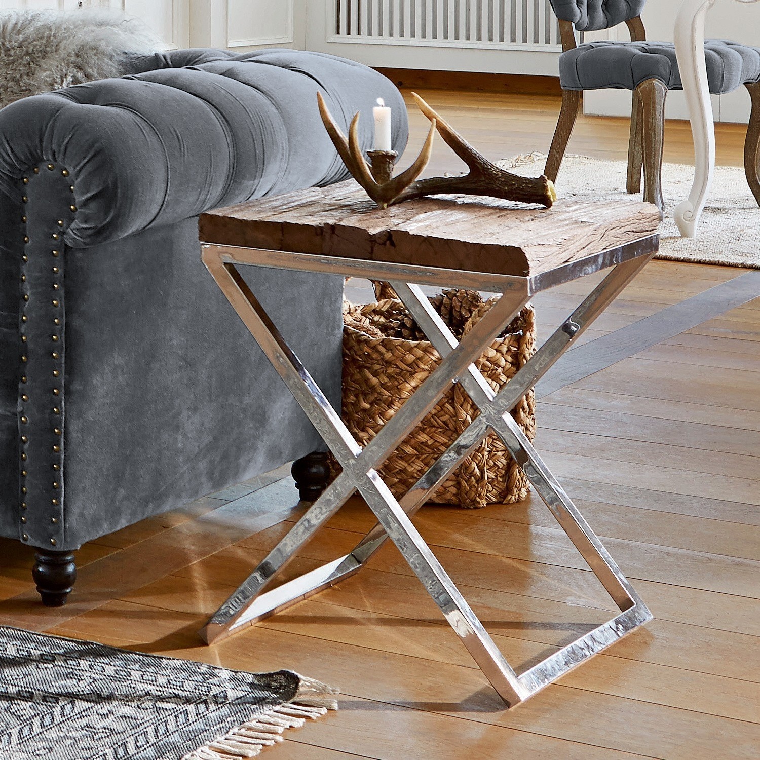 Bijzettafel met houten blad en metalen frame in moderne woonkamer met grijze bank