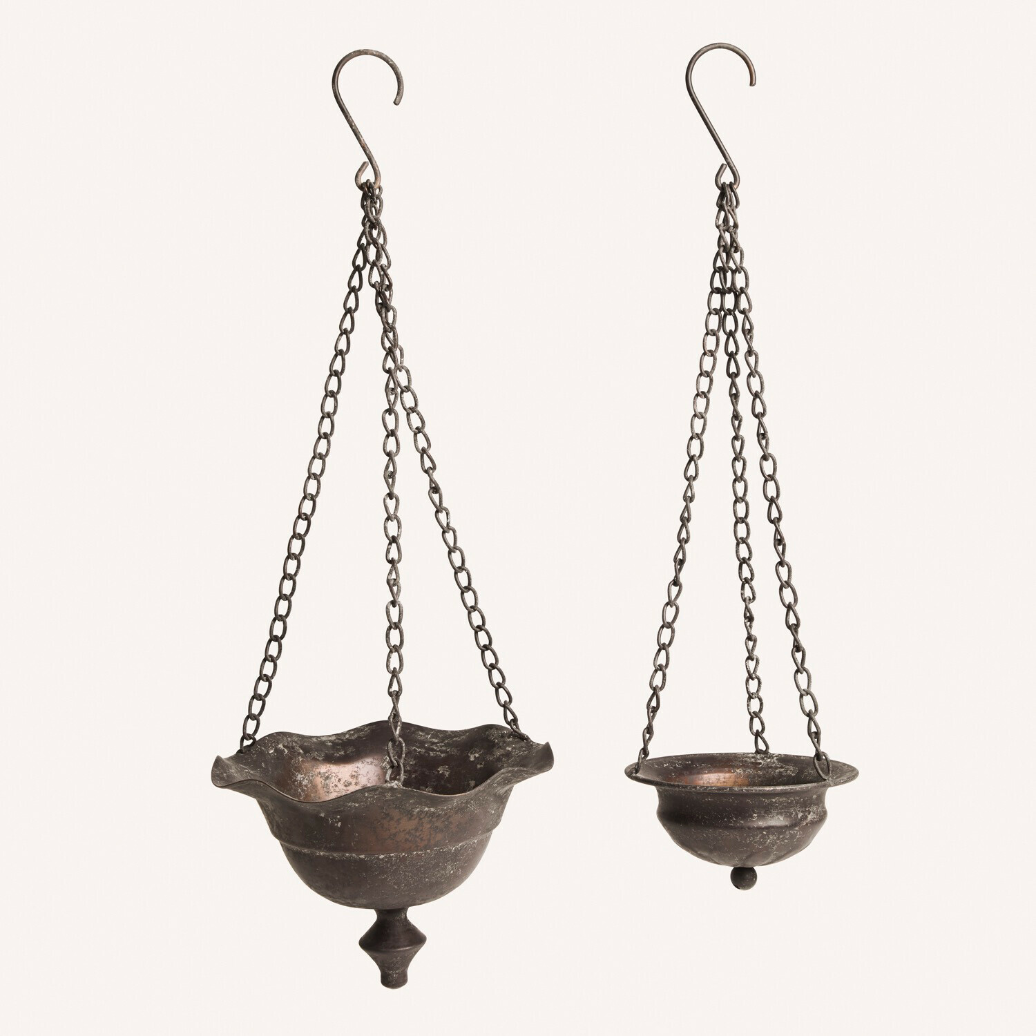 Twee hangende metalen kandelaren met kettingen, donker messing, vintage interieurdecoratie