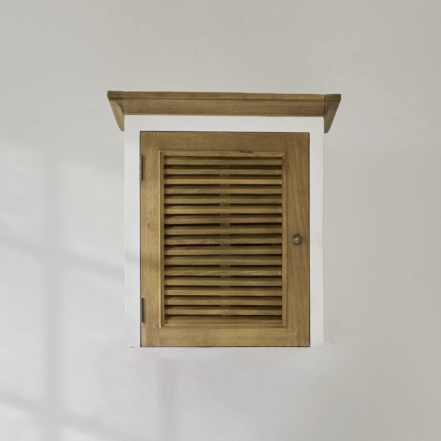 Kastopzet Degarmo Houten wandkast met wit frame en lameldeur in natuurlijke houtkleur