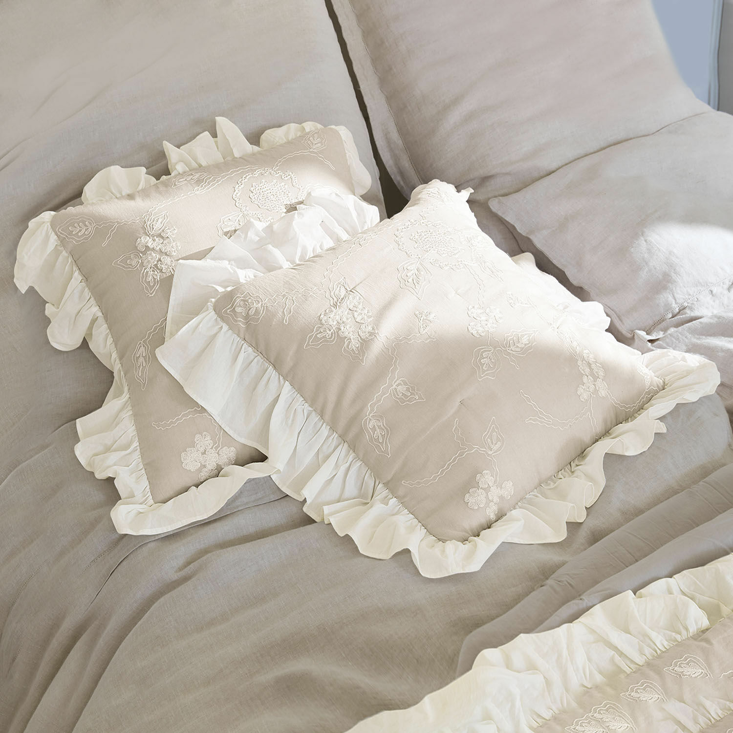 Kussenhoes set van 2 Clarissa Beige linnen kussenhoes met witte volant en borduurwerk, slaapkamerdecoratie