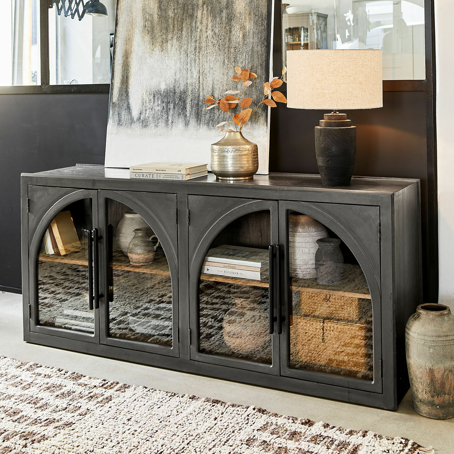 Sideboard Chaloraine Zwarte houten dressoir met glazen deuren en vintage decoratie voor stijlvolle woonkamer
