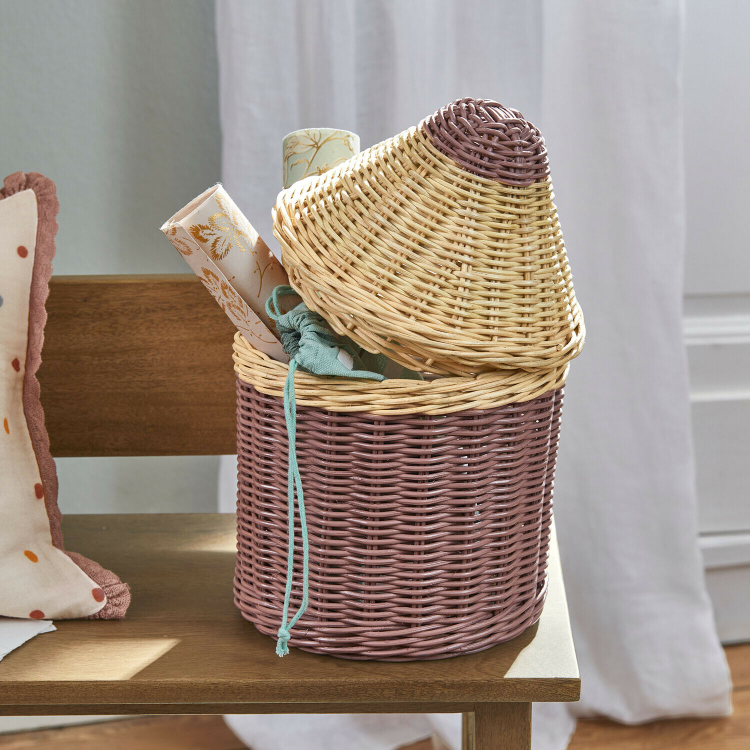 Mand Sønvik Tweekleurige rotanmand in beige en roze met deksel, ideaal voor het opbergen van decoraties en kleine spullen