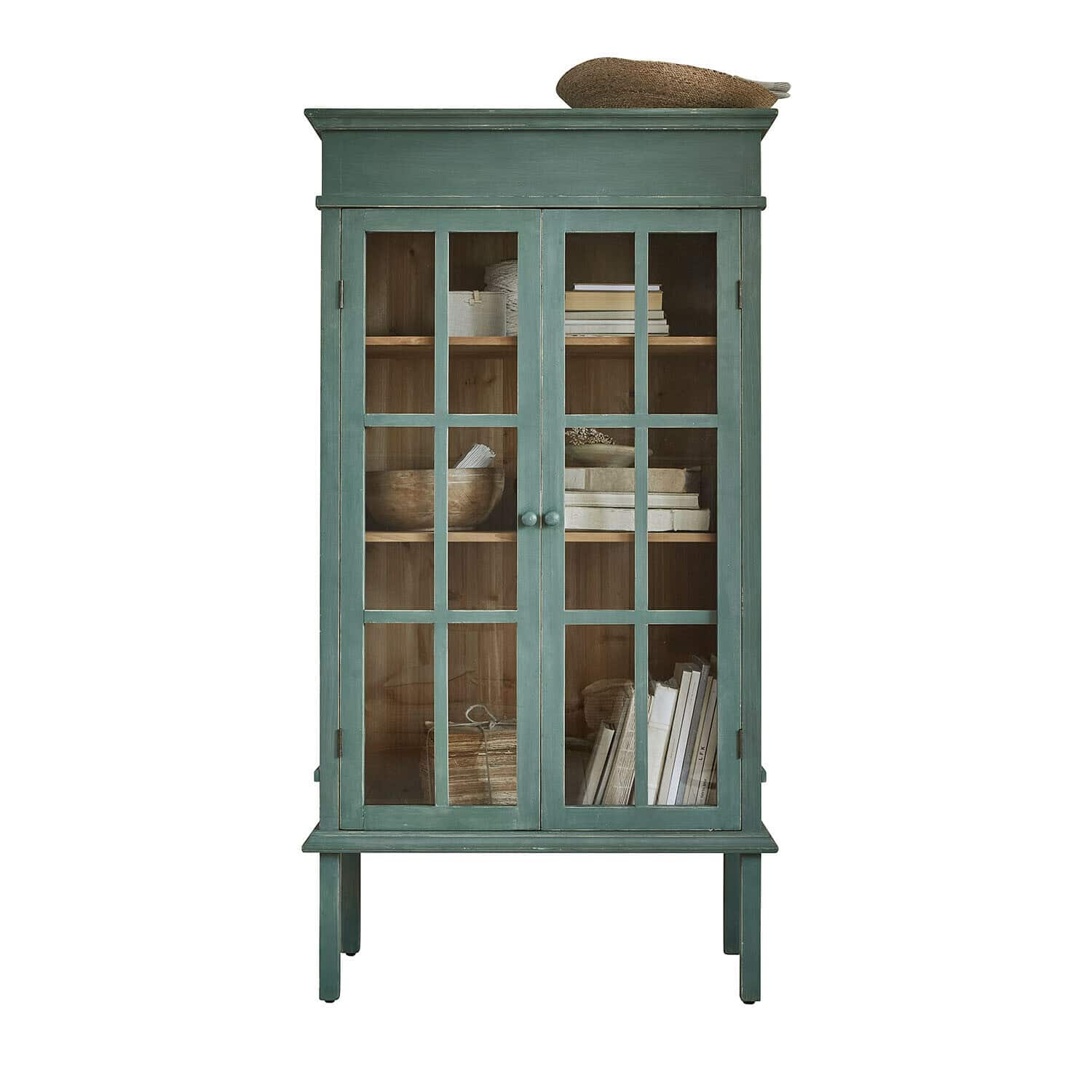 Kast Faymere Groene houten vitrinekast met glazen deuren en planken met boeken en decoraties