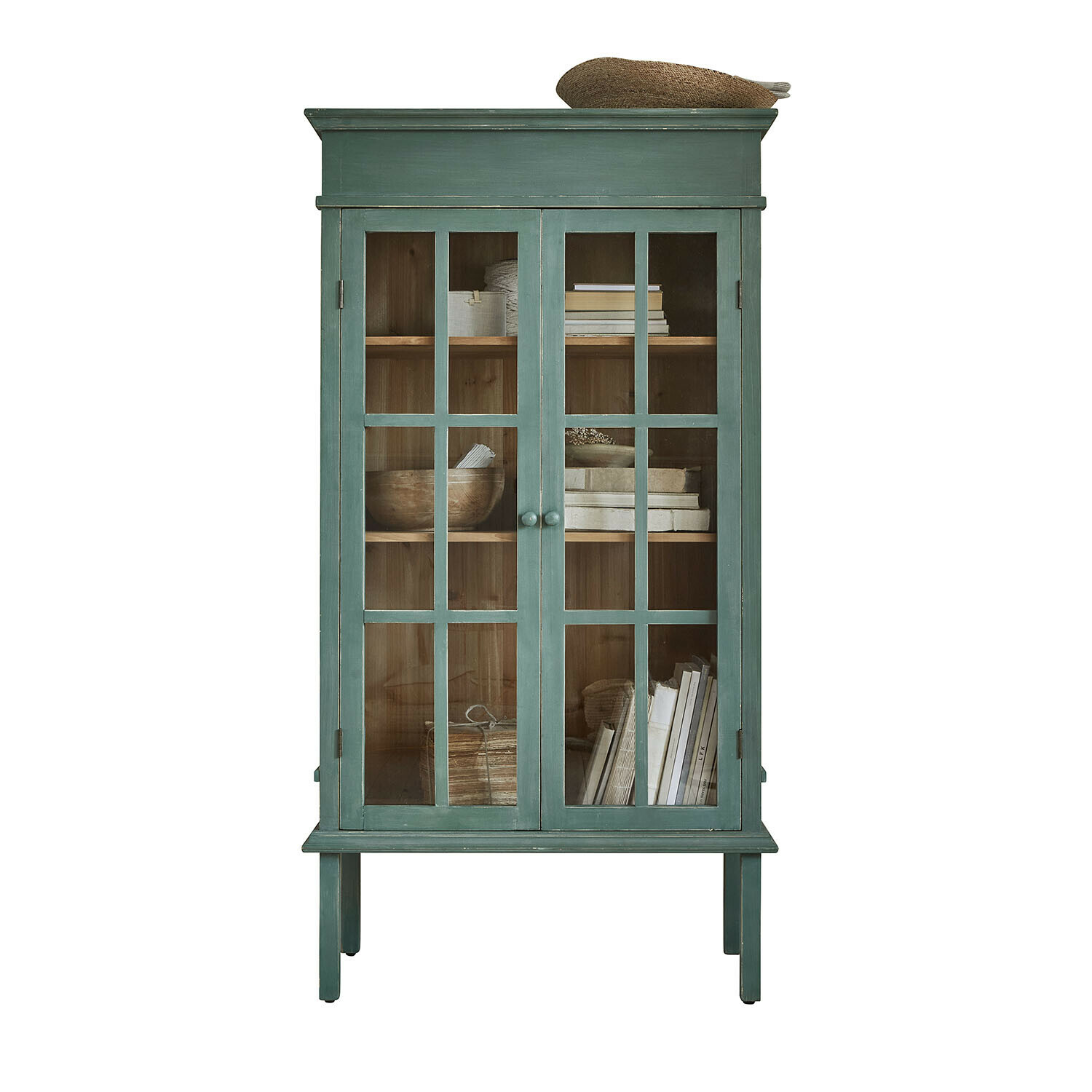 Kast Faymere Groene houten vitrinekast met glazen deuren en planken met boeken en decoraties
