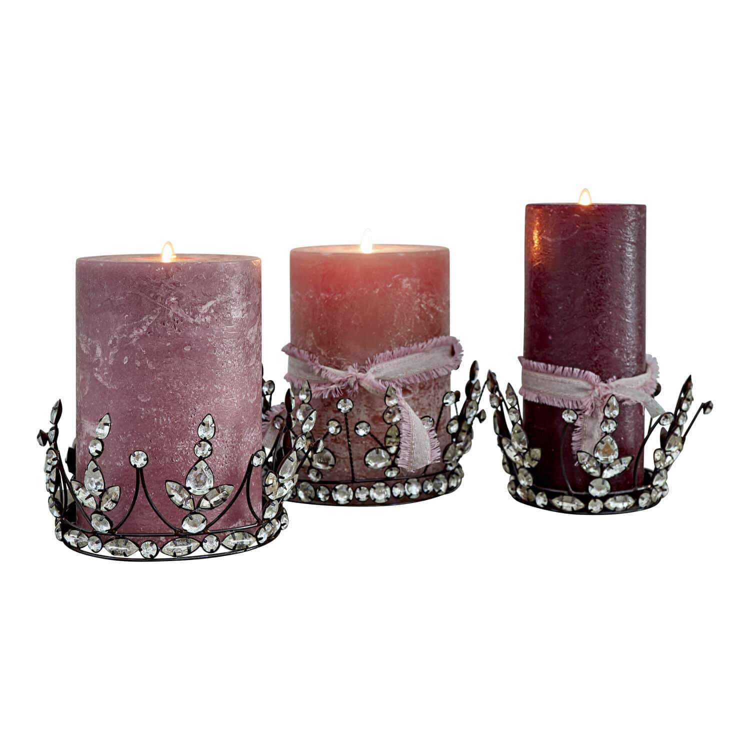 Sierkroon set van 3 Bigas Drie roze decoratieve kaarsen met metalen versieringen en kristallen op witte achtergrond