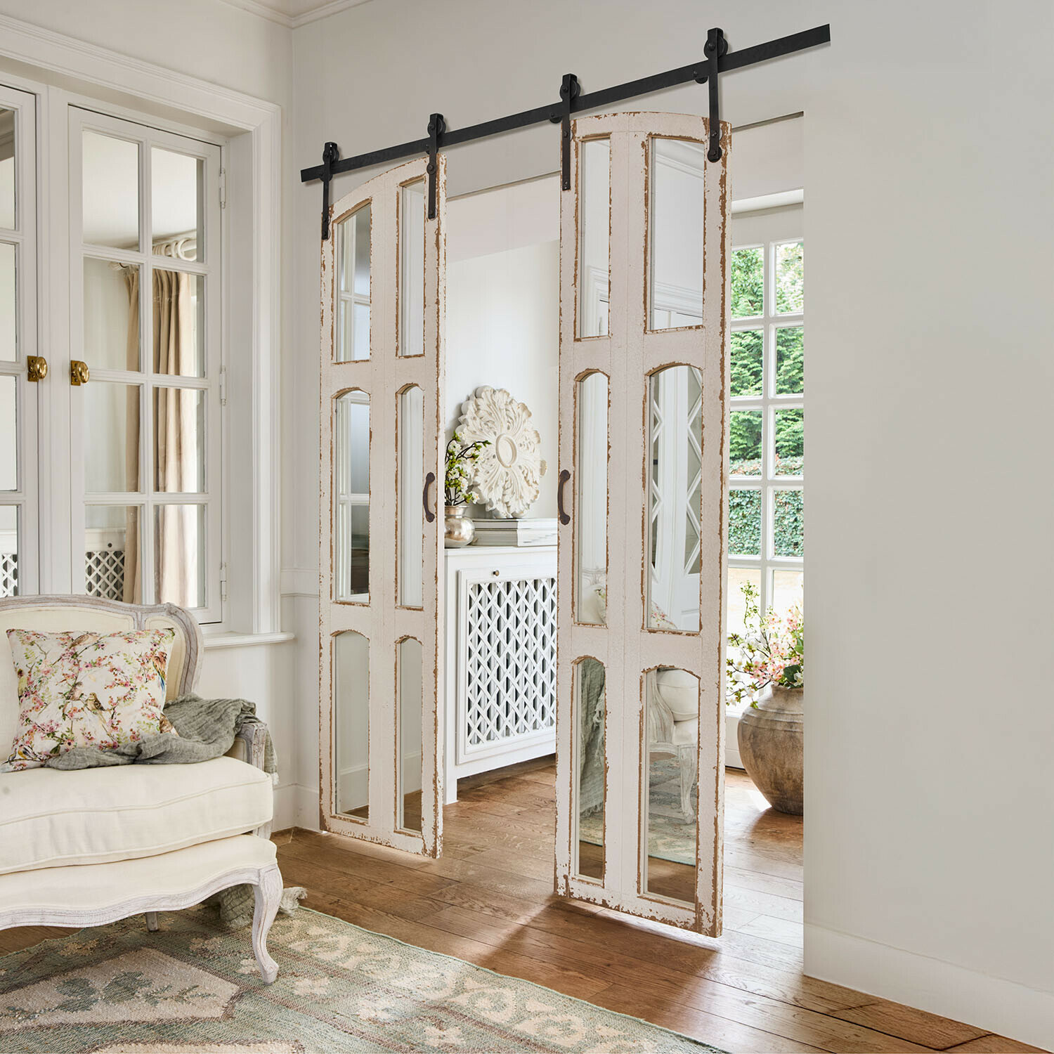 Schuifdeur met spiegel in vintage stijl, wit met verweerd frame, interieurdecoratie