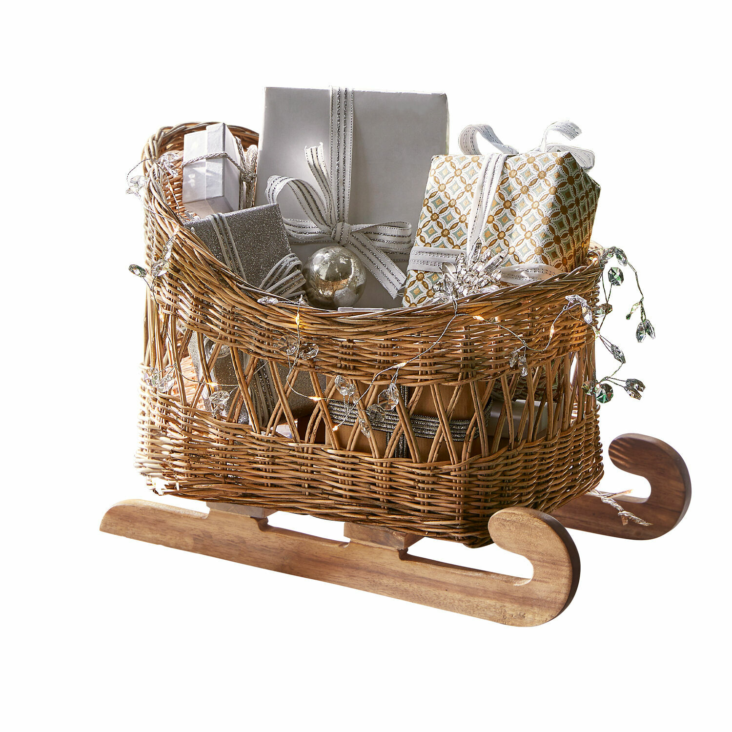 Sierslee Quileta Rieten slee met houten basis gevuld met cadeaus in zilveren en gouden kerstverpakkingen