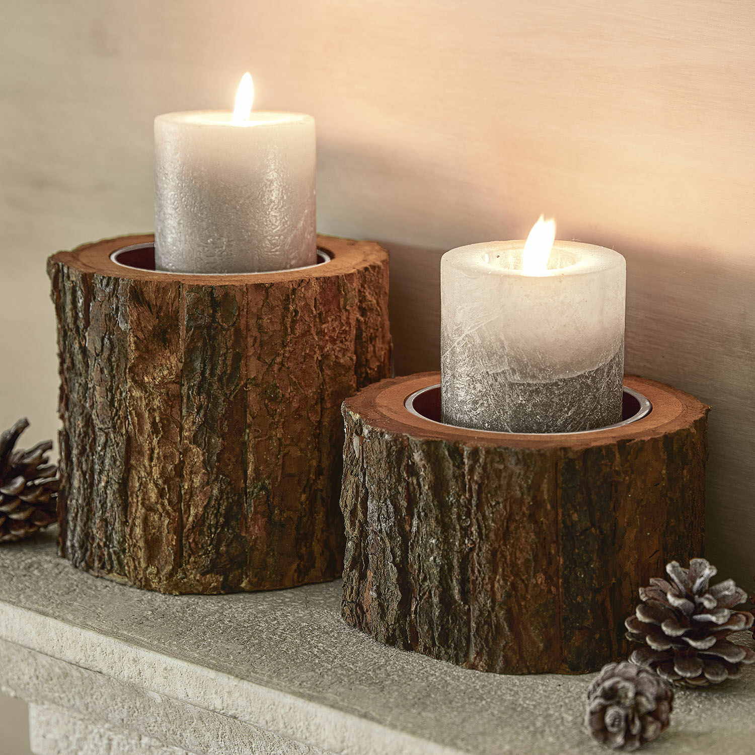 Kaarsenhouder set van 2 Raymond Twee grijze kaarsen op natuurlijke houten kandelaren met schors, rustieke interieurdecoratie