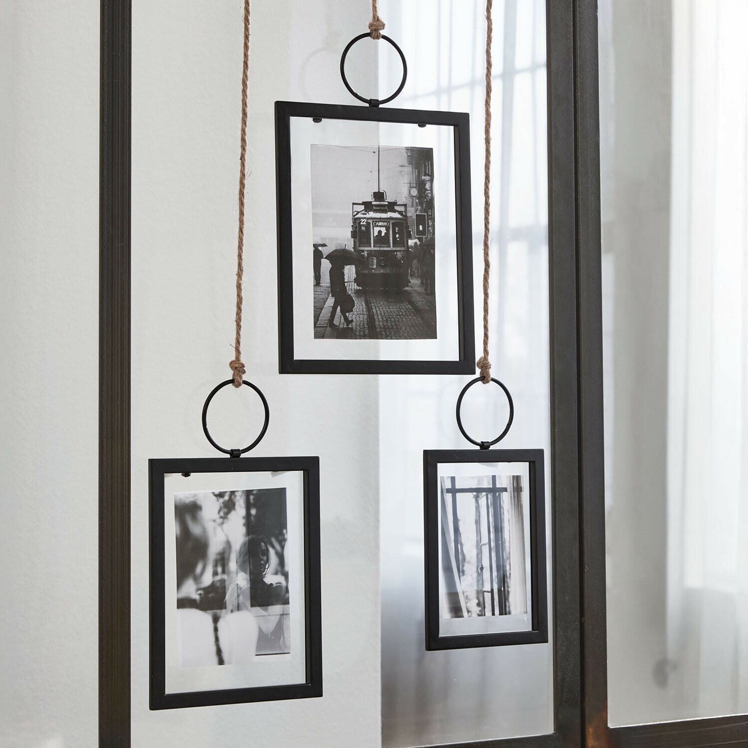 Fotolijstje set van 3 Idriss Set van drie zwarte metalen fotolijsten hangend aan touwen als wanddecoratie