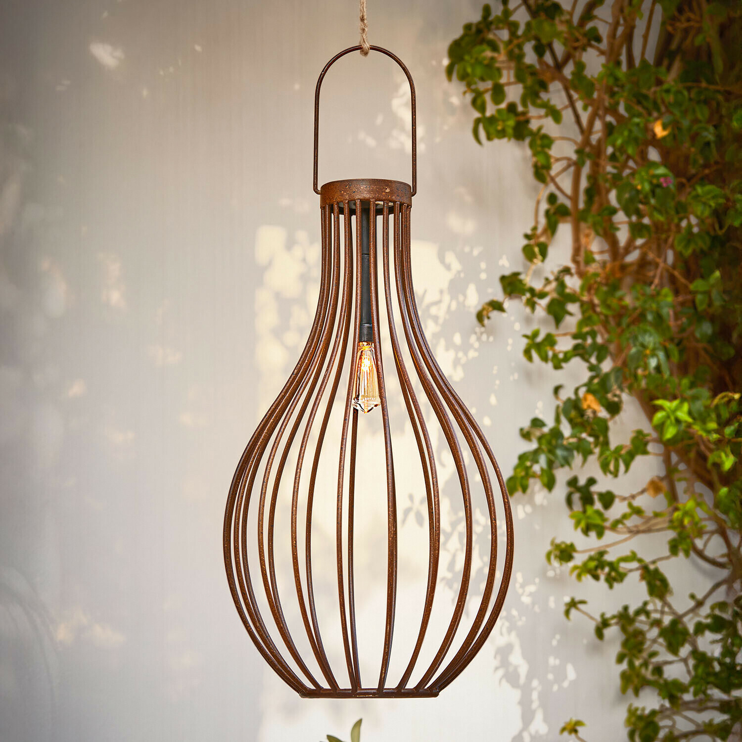 Lantaarn op zonne-energie Falirah Hanglamp van roestig metaal in peervorm met zichtbare lamp, decoratieve tuinverlichting