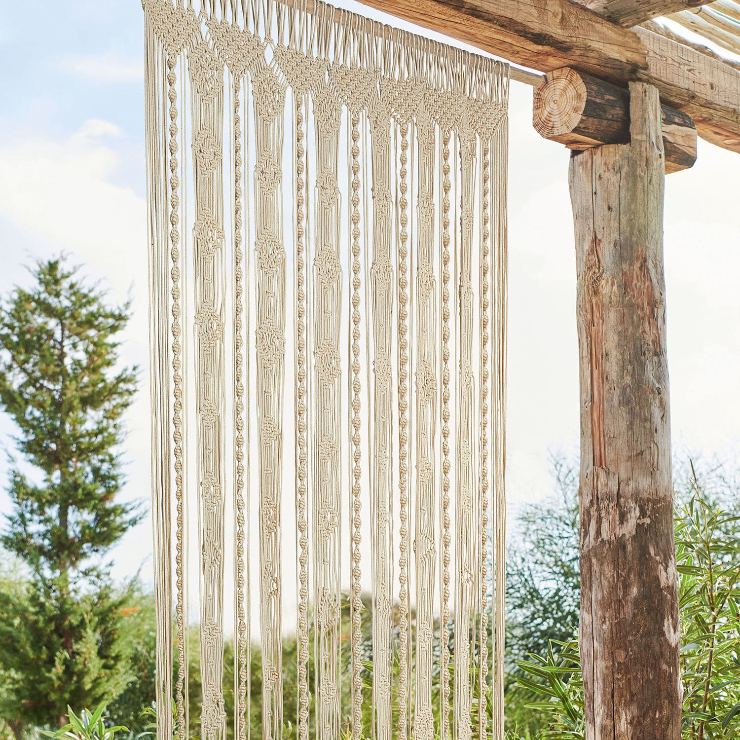 Gordijn Arjun Beige katoenen macramé hangend aan houten constructie, wanddecoratie voor binnen en buiten